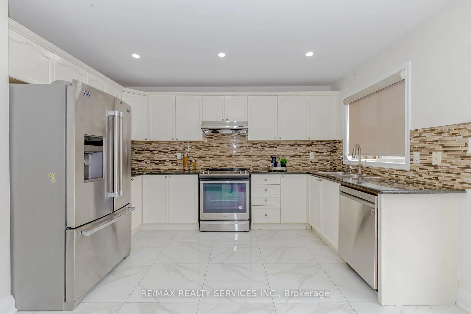 Photo 15 of 12 Benmore Crescent, Brampton, Vales of Castlemore — HOMEH