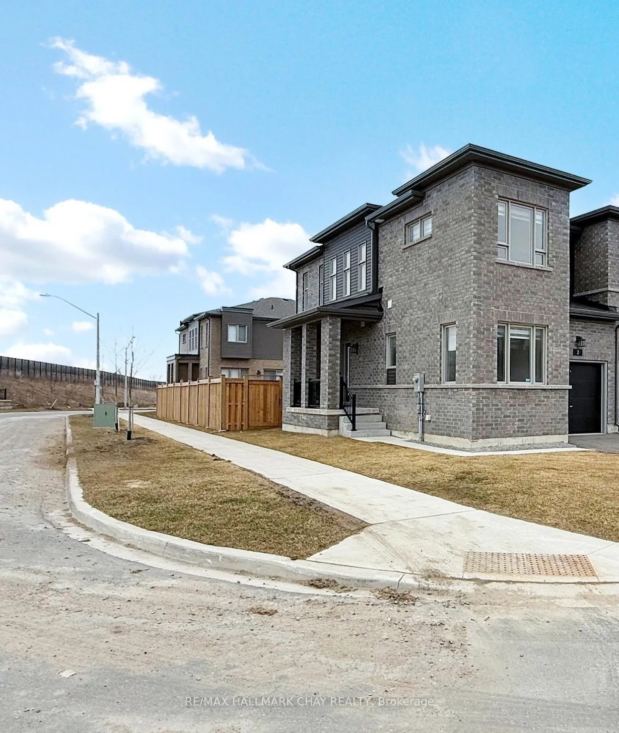Photo 2 of 2 South Park Lane, Barrie, Painswick South — HOMEH