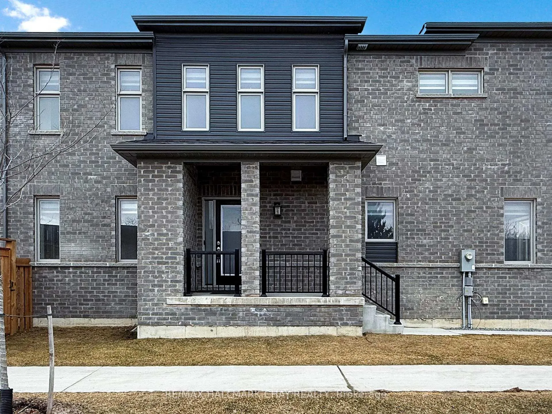 Photo 3 of 2 South Park Lane, Barrie, Painswick South — HOMEH