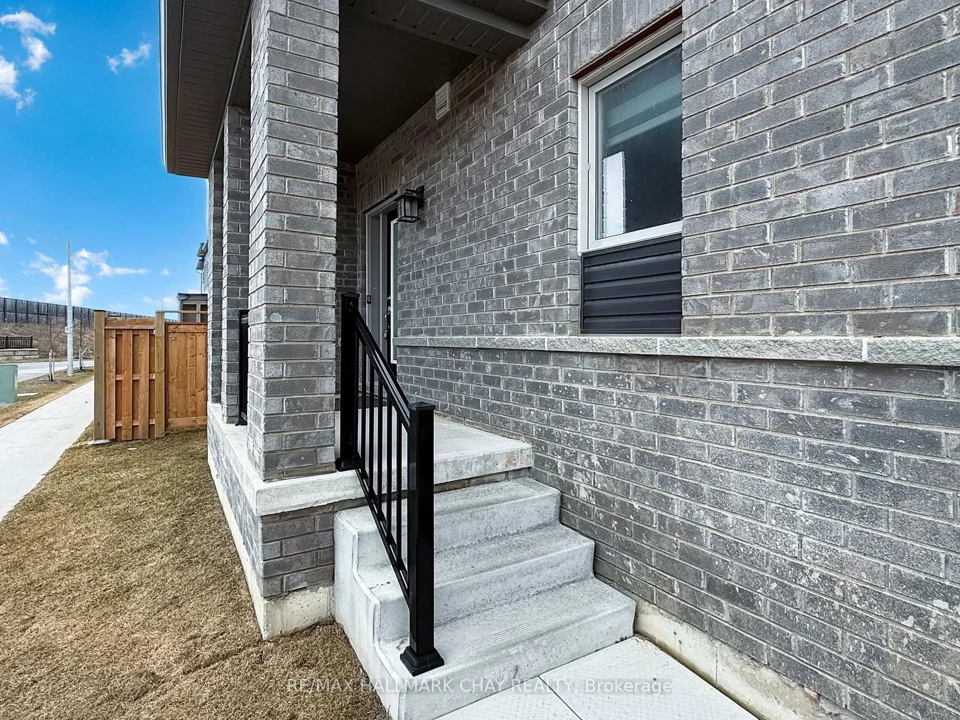 Photo 4 of 2 South Park Lane, Barrie, Painswick South — HOMEH