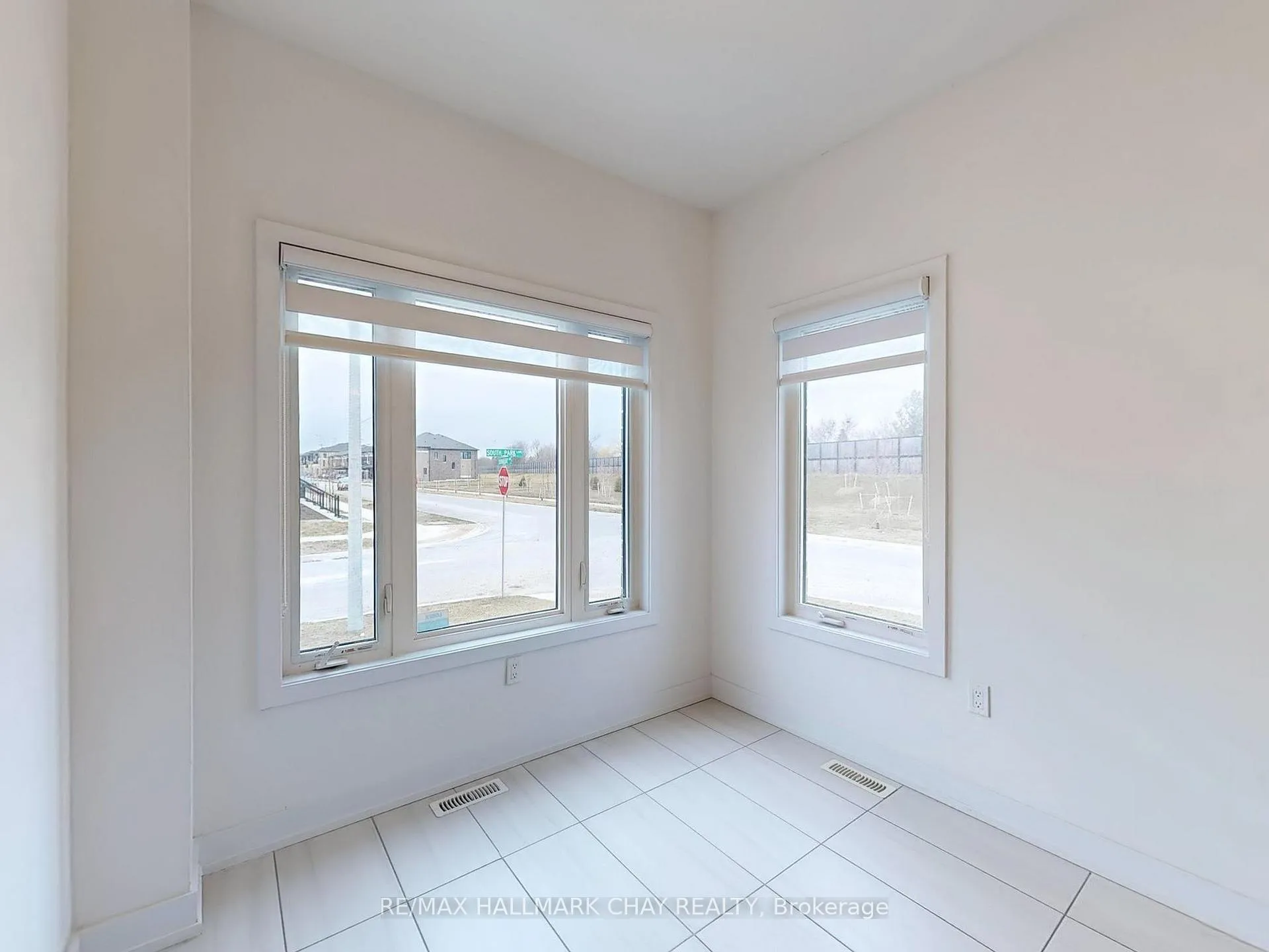 Photo 16 of 2 South Park Lane, Barrie, Painswick South — HOMEH