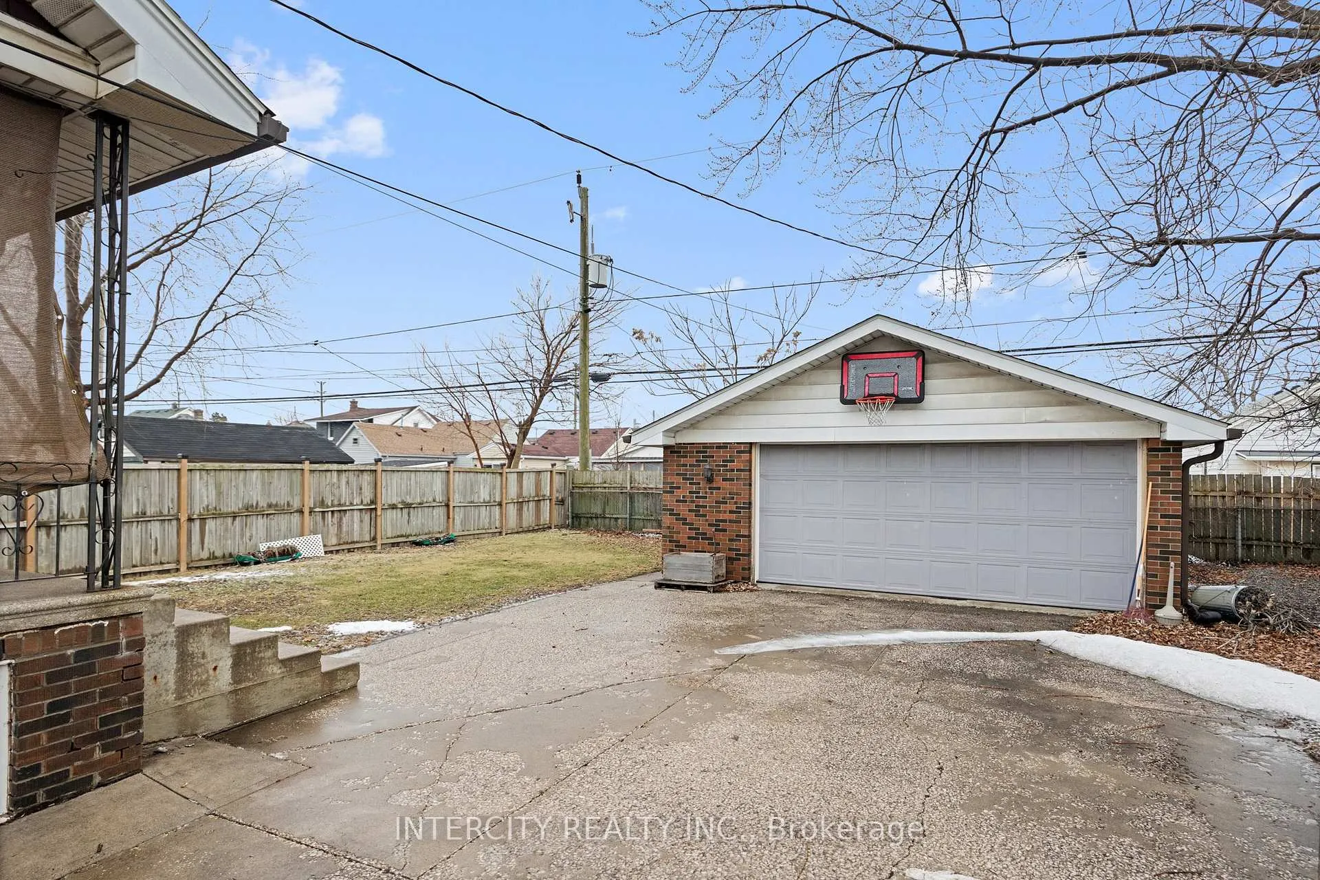 Photo 3 of 1571 Albert Road, Windsor — HOMEH