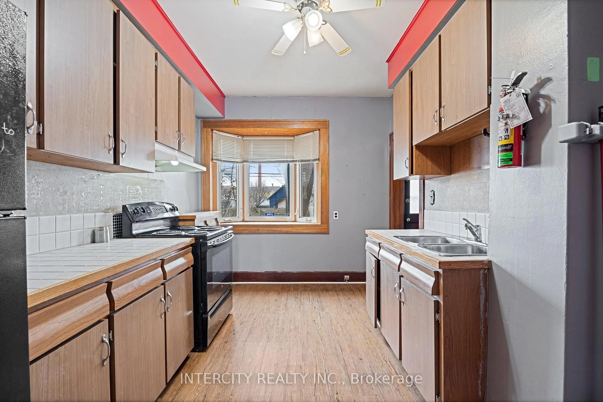 Photo 14 of 1571 Albert Road, Windsor — HOMEH