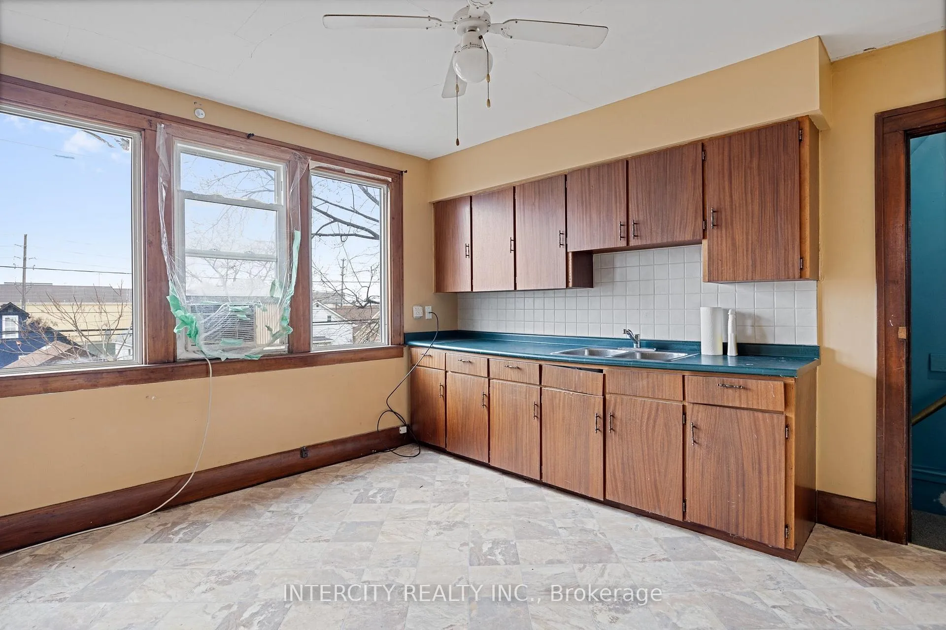 Photo 17 of 1571 Albert Road, Windsor — HOMEH