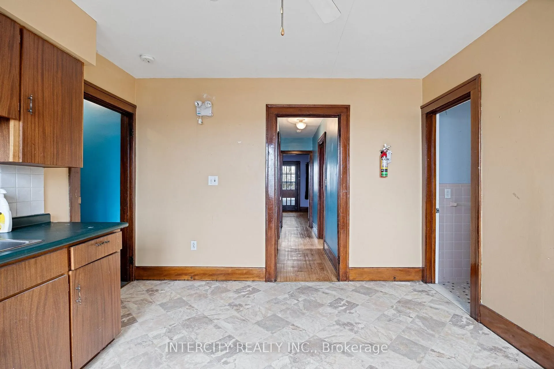 Photo 18 of 1571 Albert Road, Windsor — HOMEH
