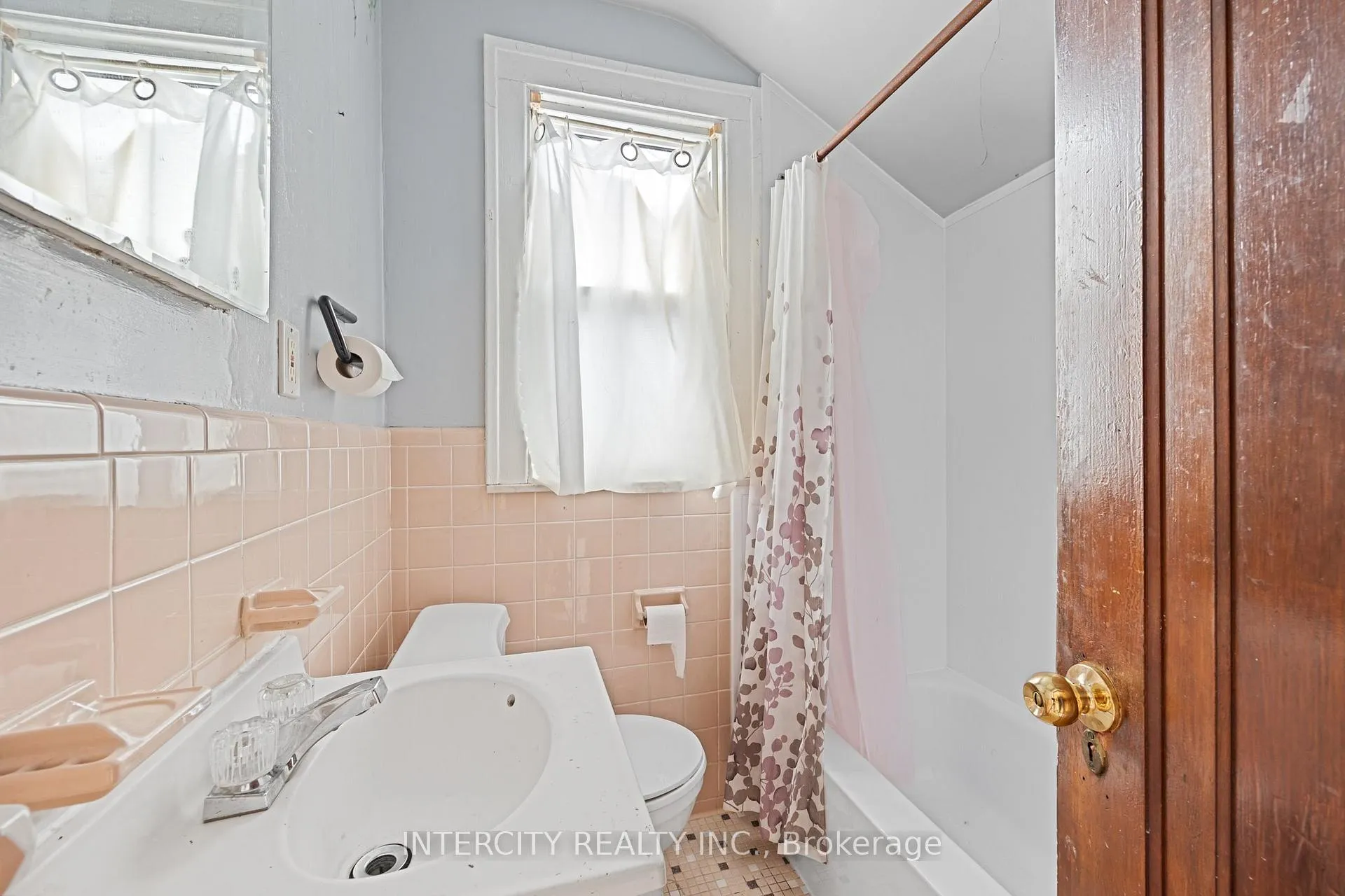 Photo 23 of 1571 Albert Road, Windsor — HOMEH