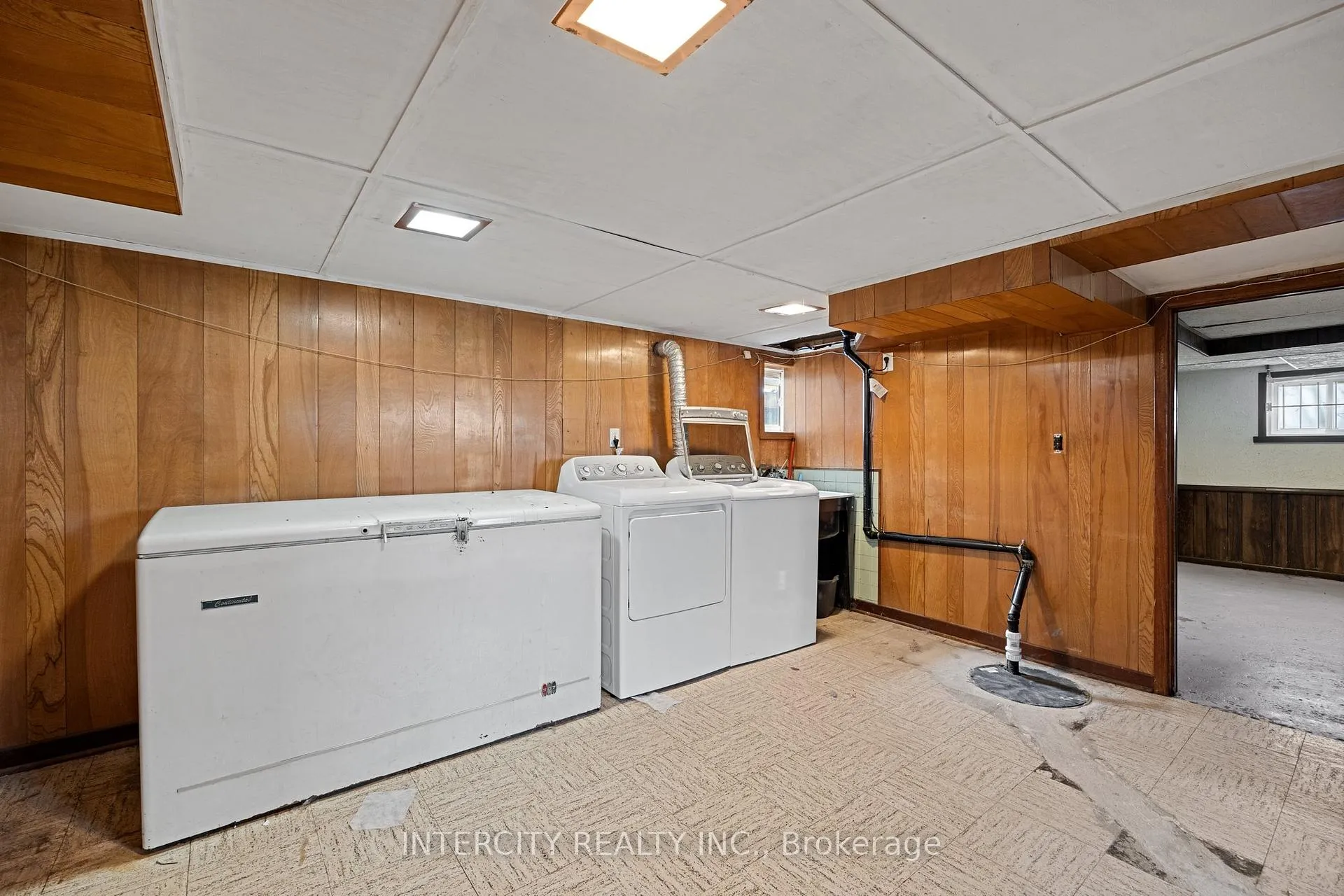 Photo 27 of 1571 Albert Road, Windsor — HOMEH