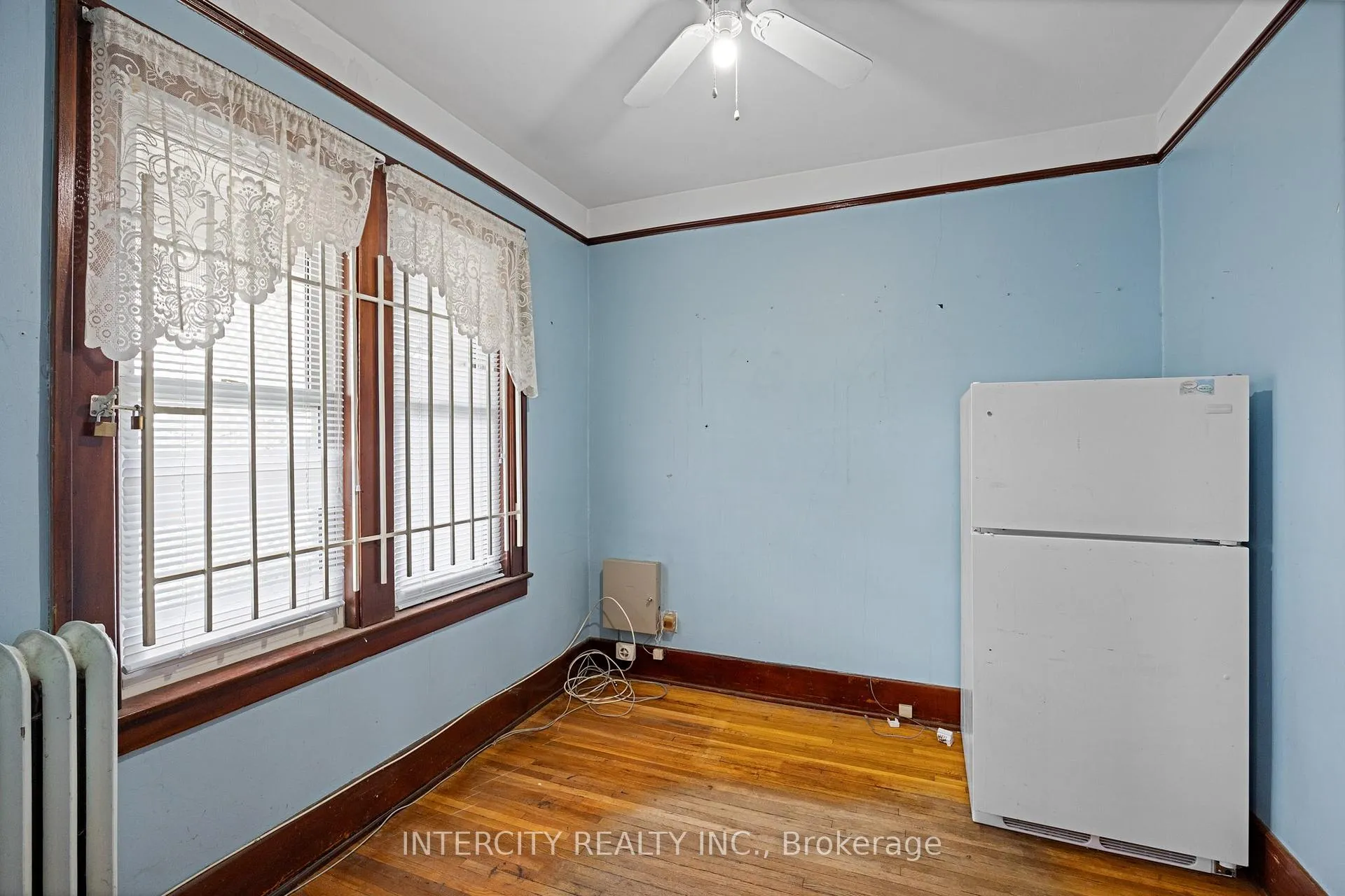 Photo 29 of 1571 Albert Road, Windsor — HOMEH