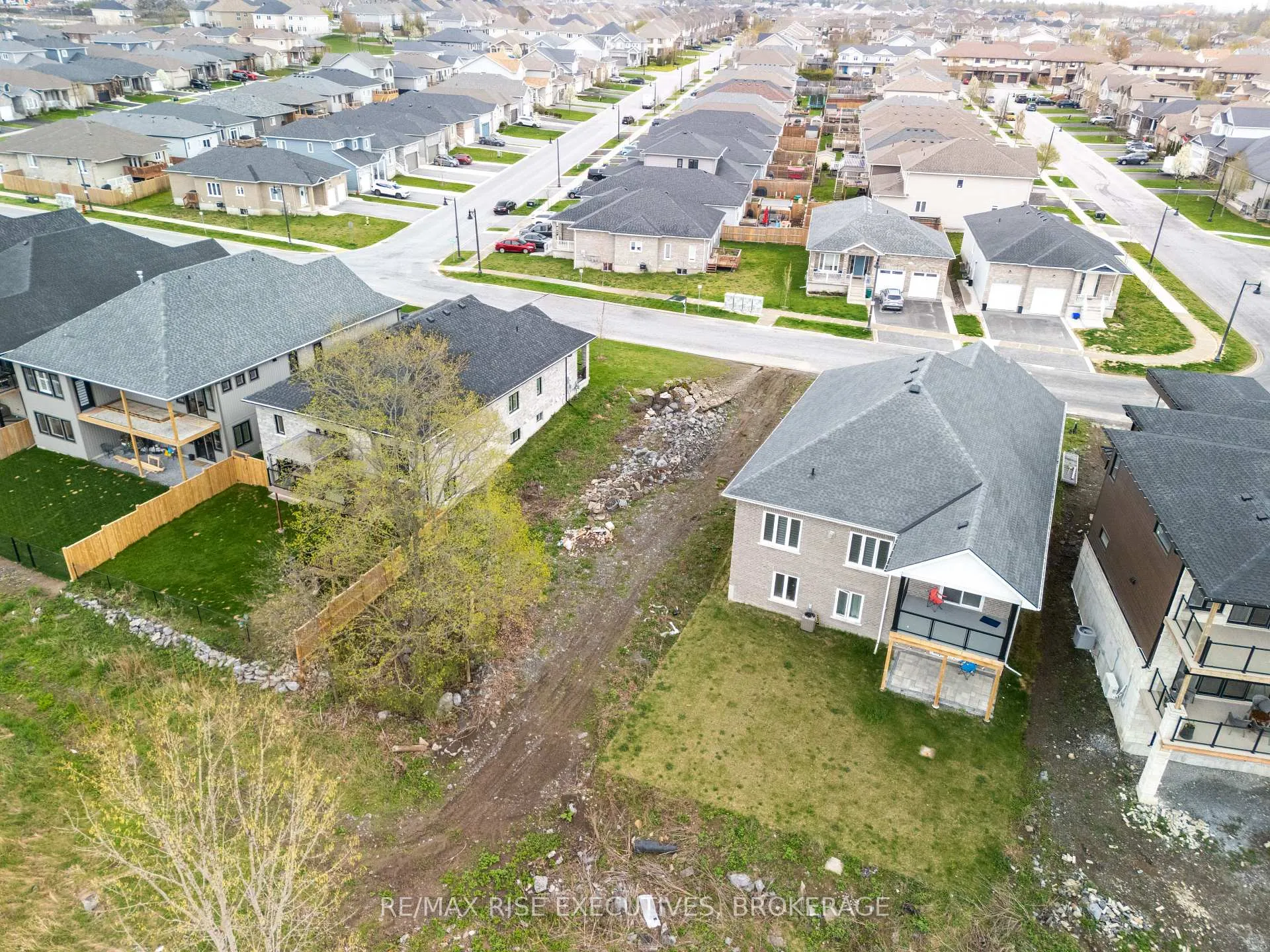 Photo 3 of 1247 Carfa Crescent, Kingston, City Northwest — HOMEH