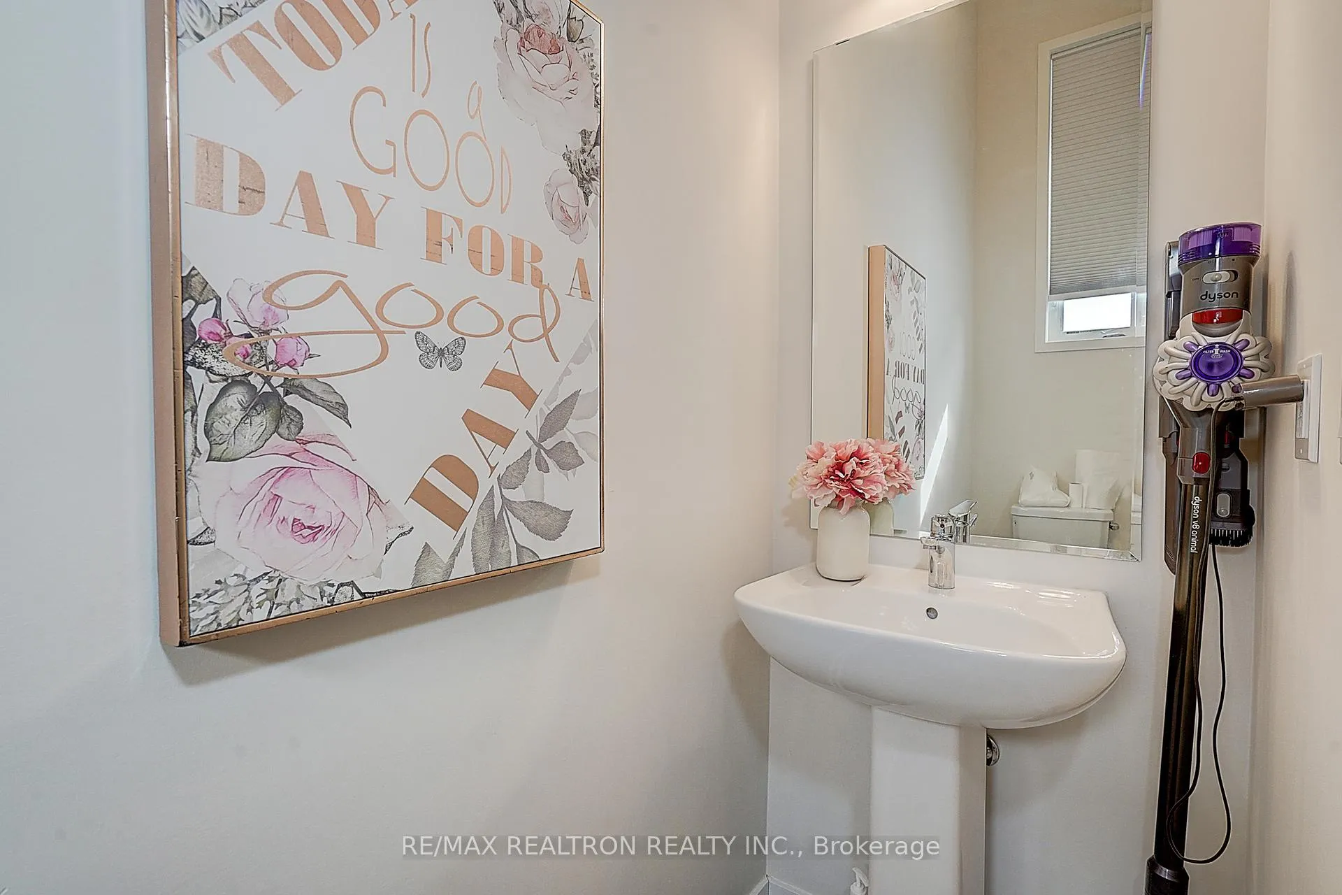 Photo 4 of 61 Rattenbury Road, Vaughan, Patterson — HOMEH