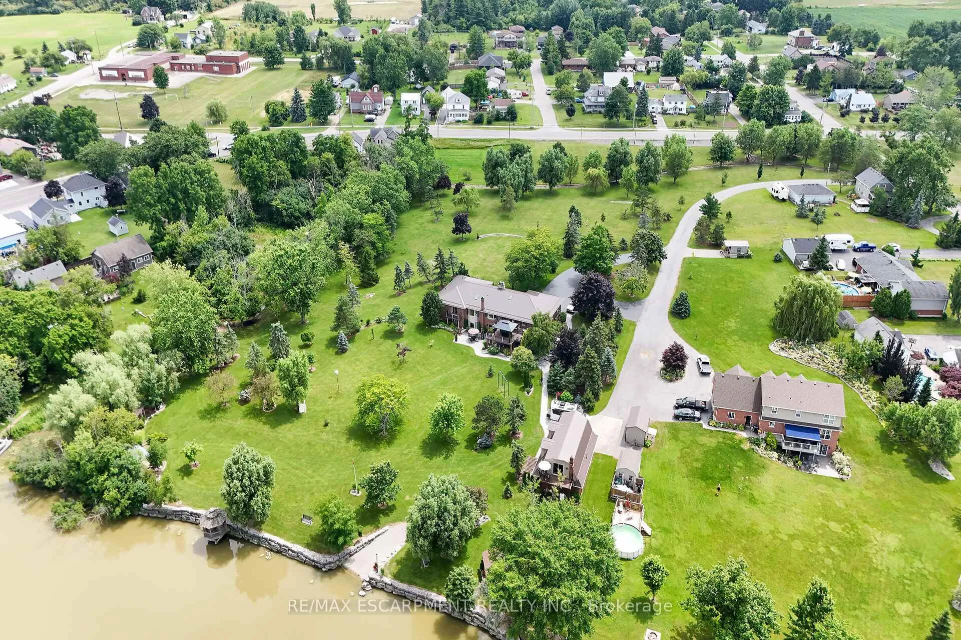 Photo 2 of 32 Haldimand Trail, Haldimand, Dunnville — HOMEH