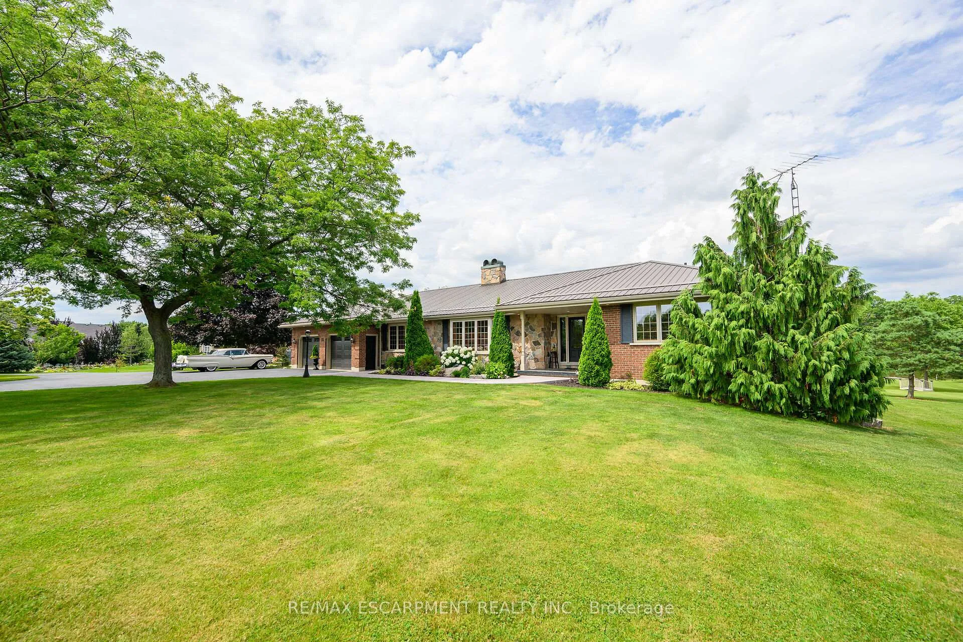 Photo 3 of 32 Haldimand Trail, Haldimand, Dunnville — HOMEH