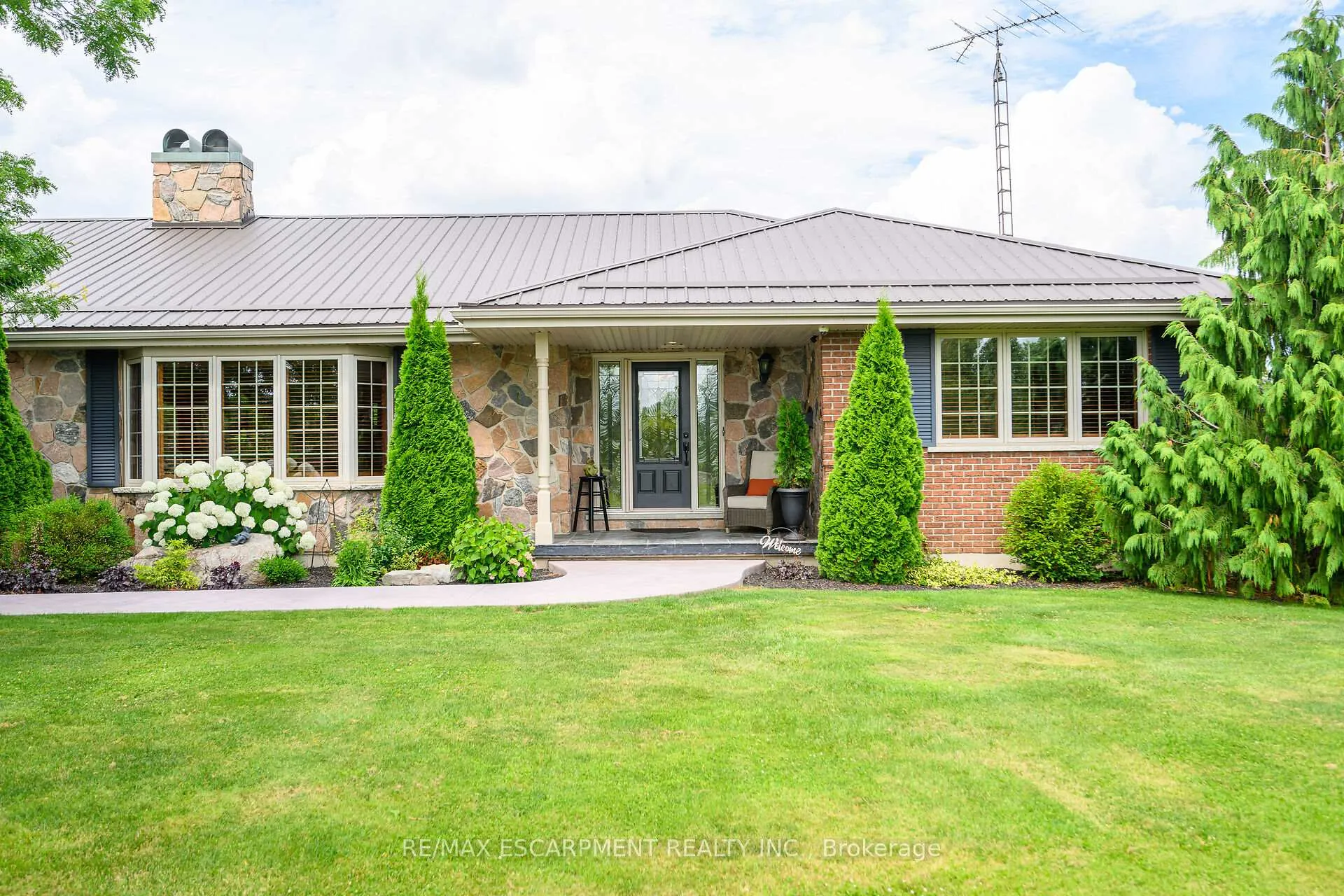 Photo 4 of 32 Haldimand Trail, Haldimand, Dunnville — HOMEH