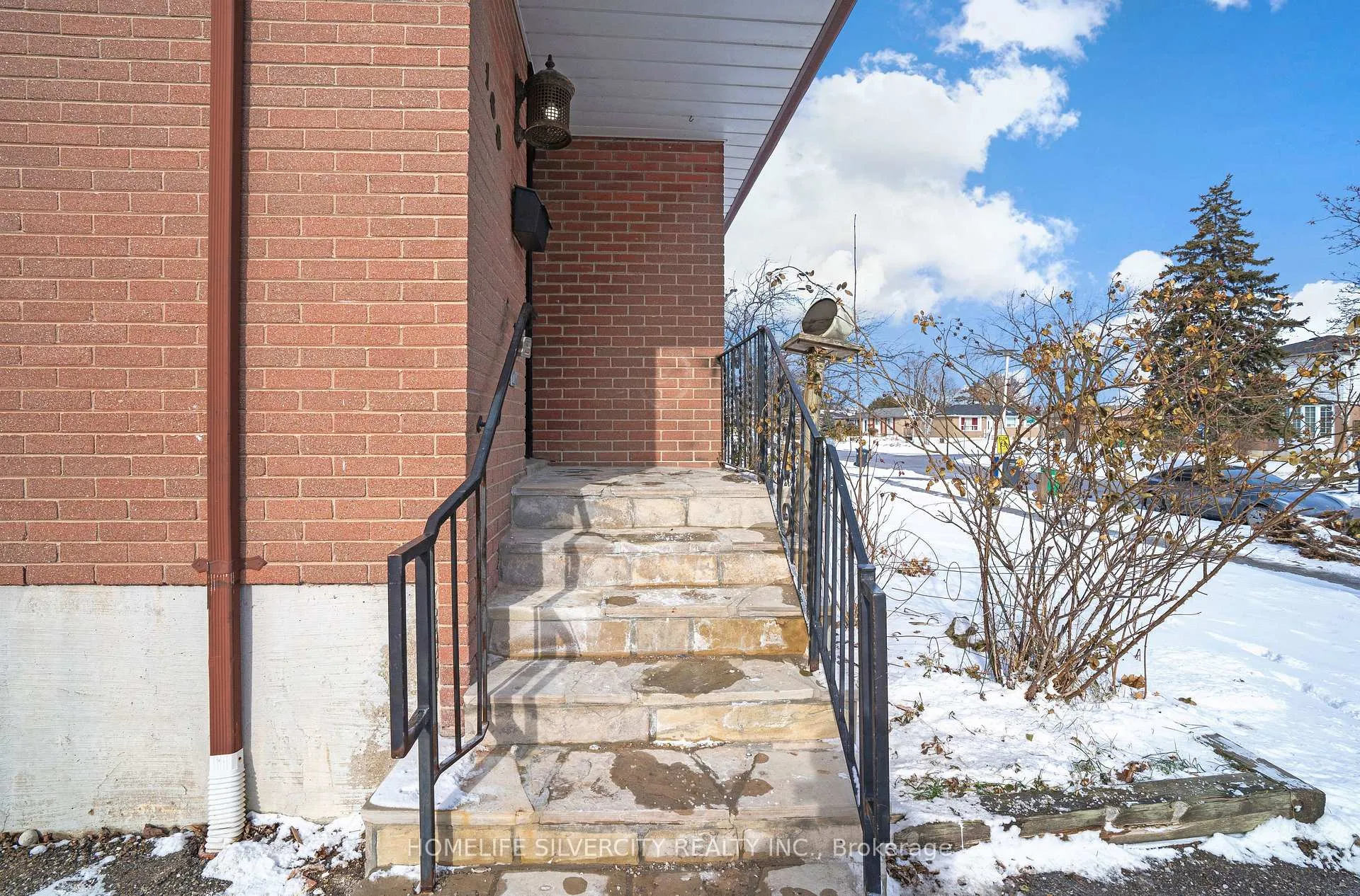 Photo 2 of 168 Folkstone Crescent, Brampton, Southgate — HOMEH