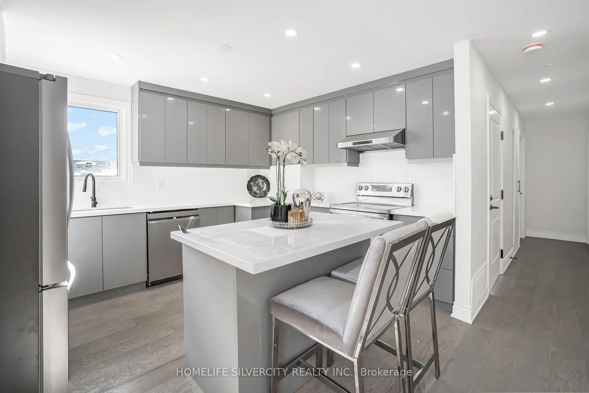 Photo 7 of 168 Folkstone Crescent, Brampton, Southgate — HOMEH