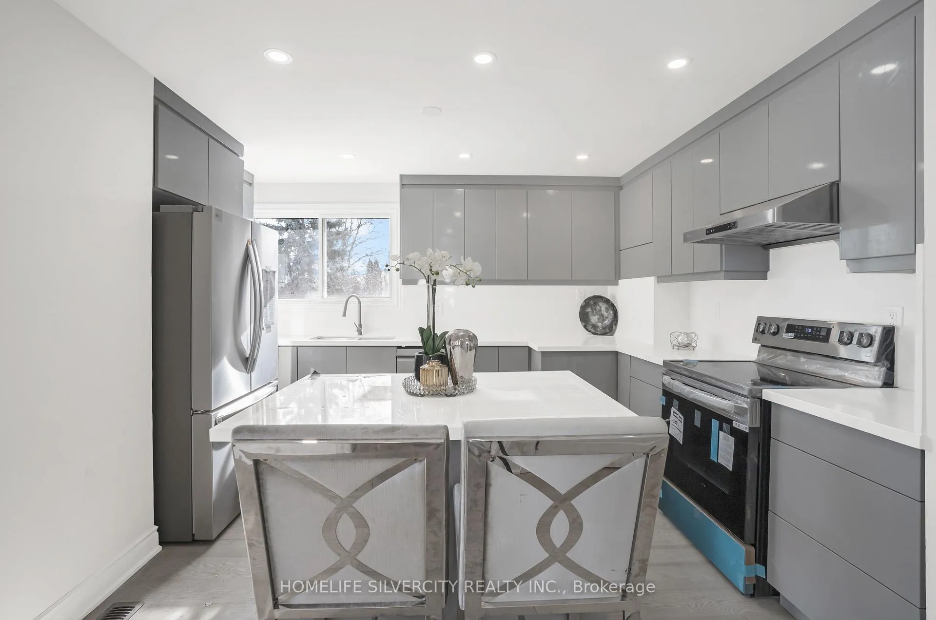 Photo 8 of 168 Folkstone Crescent, Brampton, Southgate — HOMEH