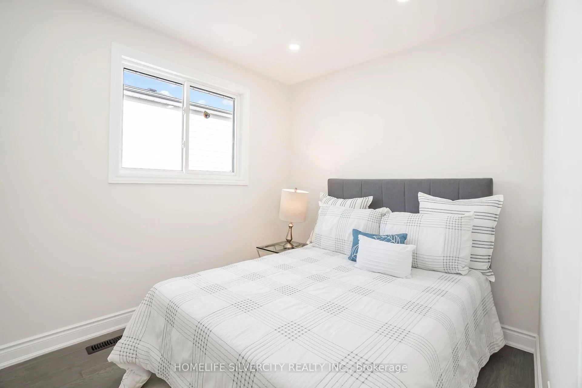 Photo 17 of 168 Folkstone Crescent, Brampton, Southgate — HOMEH