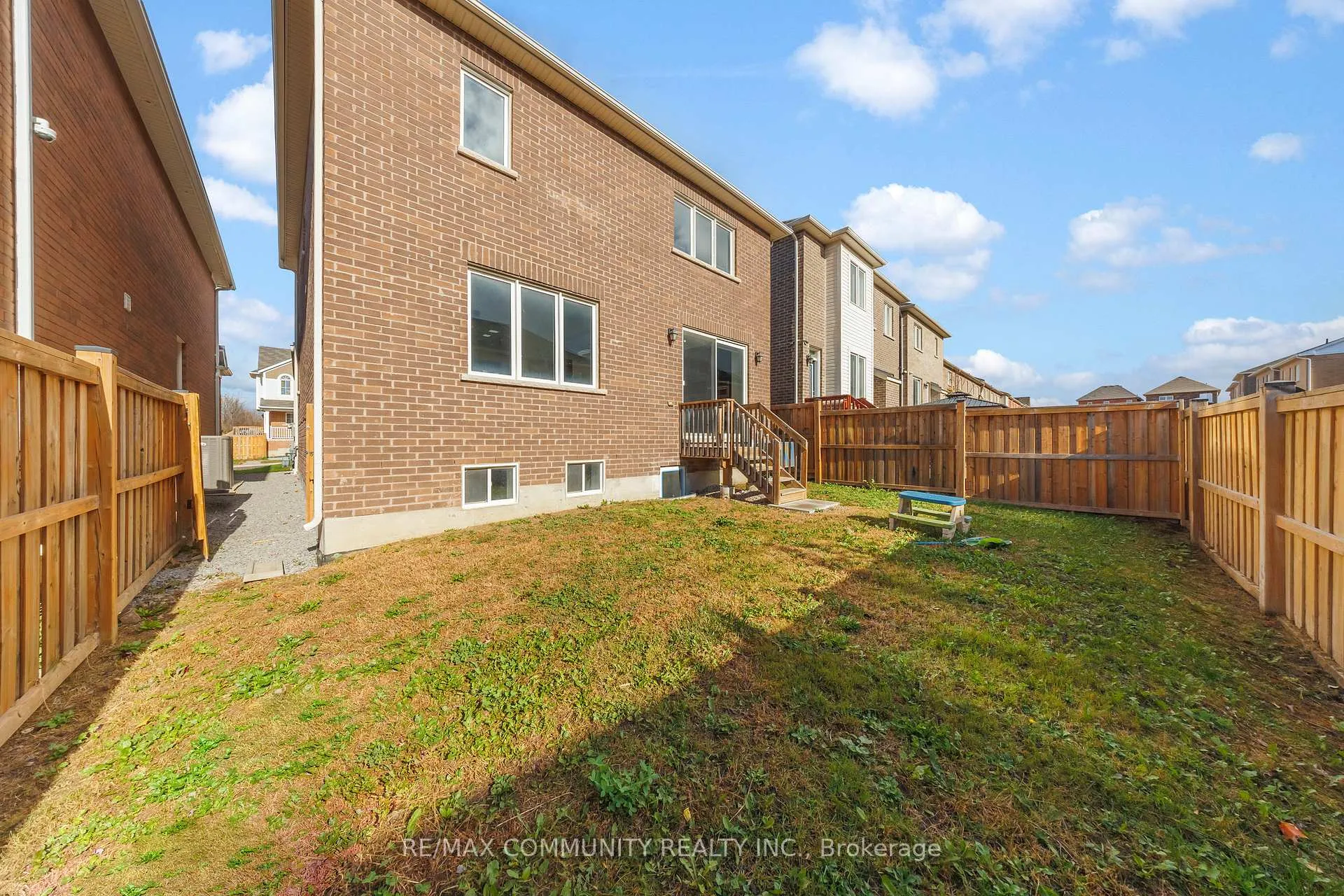 Photo 4 of 1009 Dragonfly Avenue, Pickering, Rural Pickering — HOMEH