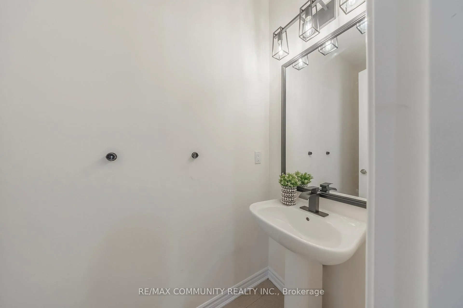 Photo 9 of 1009 Dragonfly Avenue, Pickering, Rural Pickering — HOMEH
