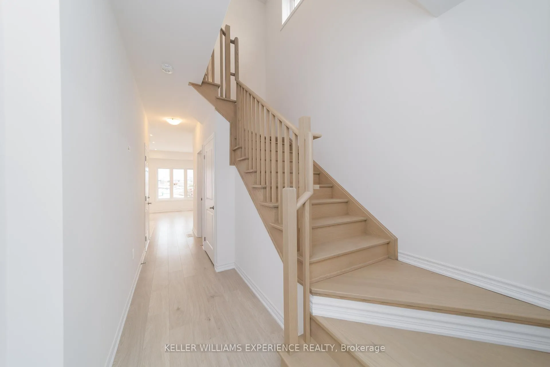 Photo 8 of 2 Wagon Lane, Barrie, Innis-Shore — HOMEH