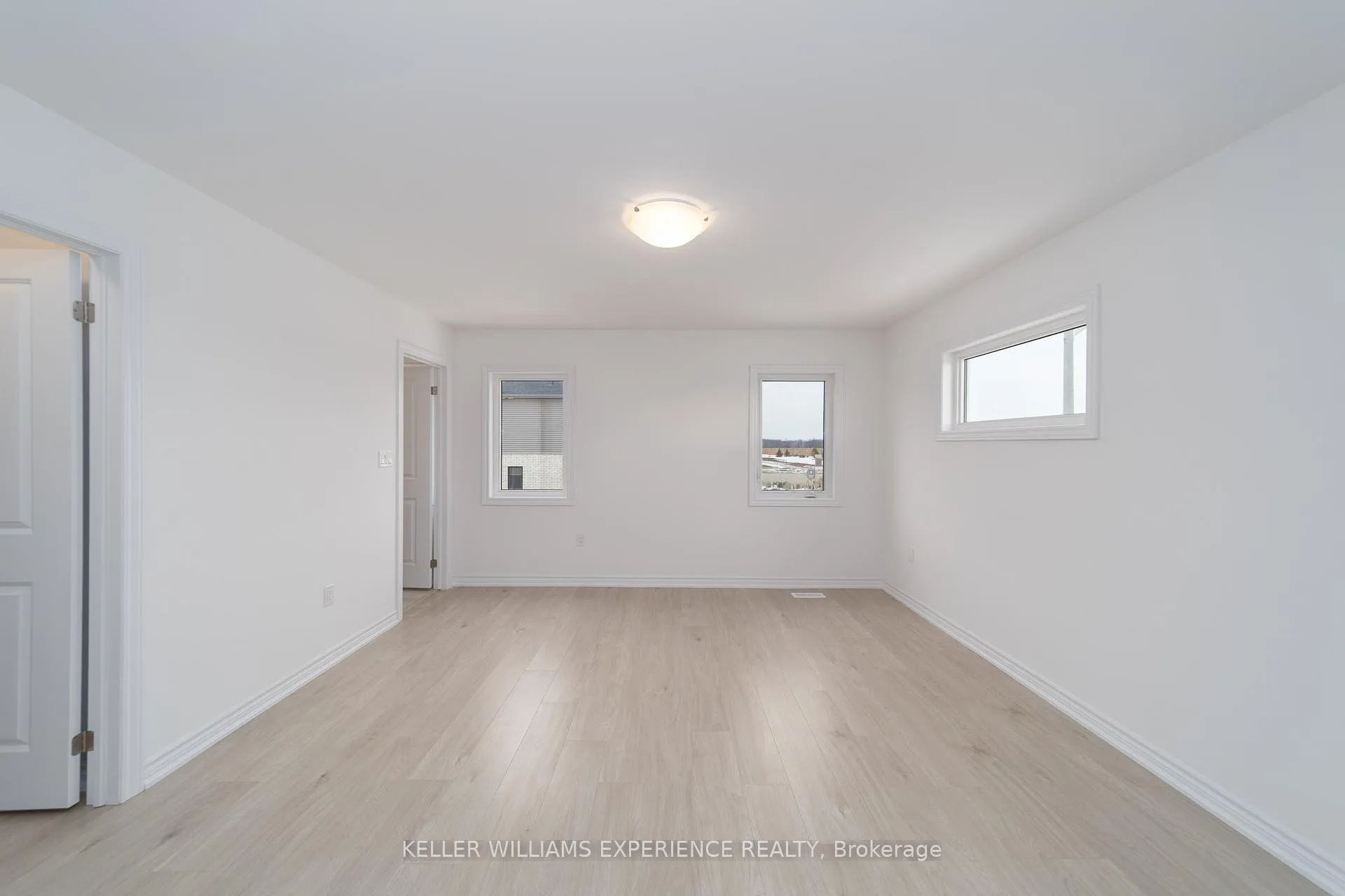 Photo 10 of 2 Wagon Lane, Barrie, Innis-Shore — HOMEH