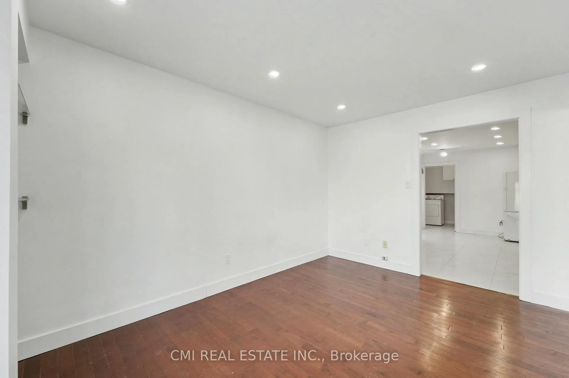 Photo 4 of 22 Lavron Court, Markham, Middlefield — HOMEH