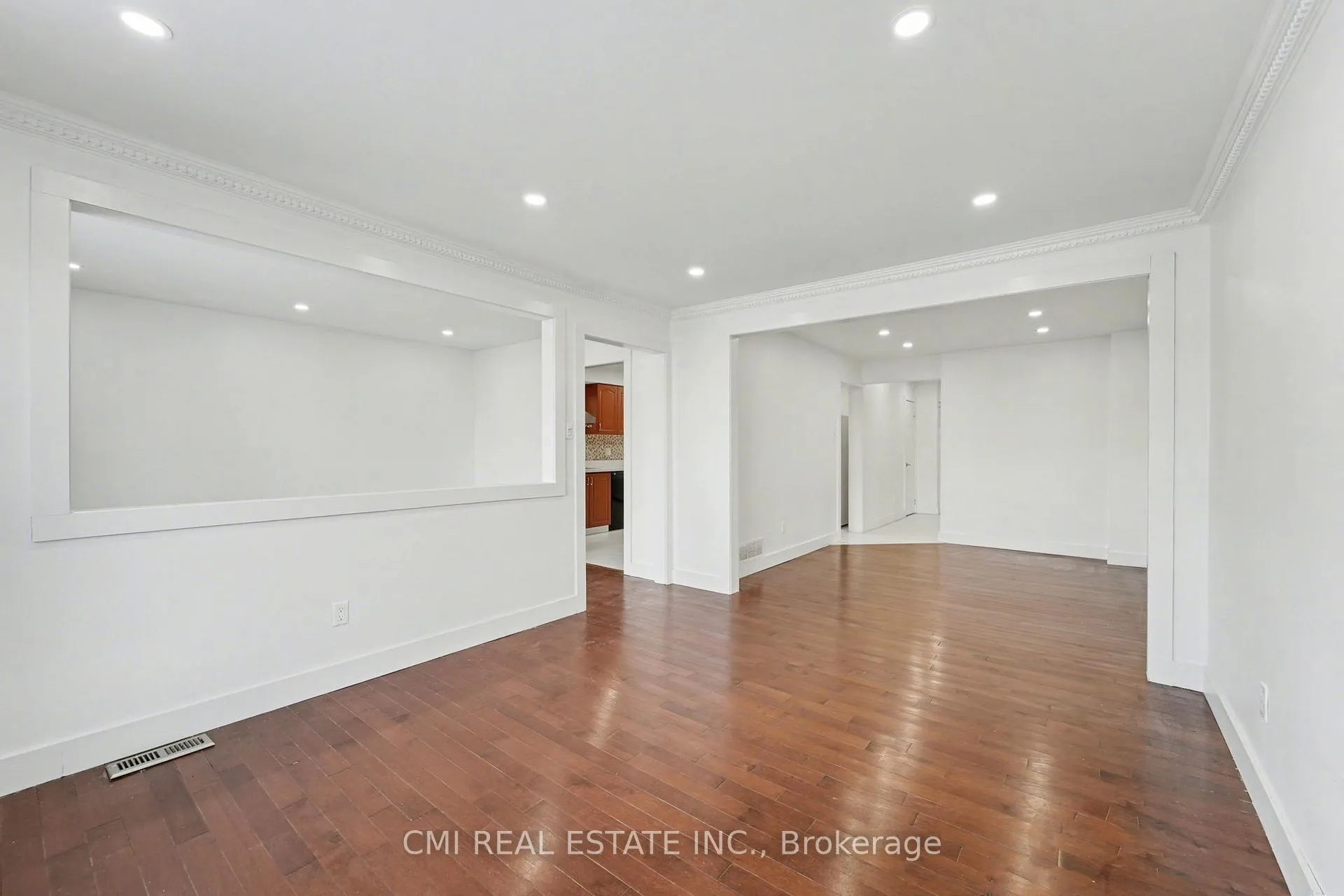 Photo 5 of 22 Lavron Court, Markham, Middlefield — HOMEH