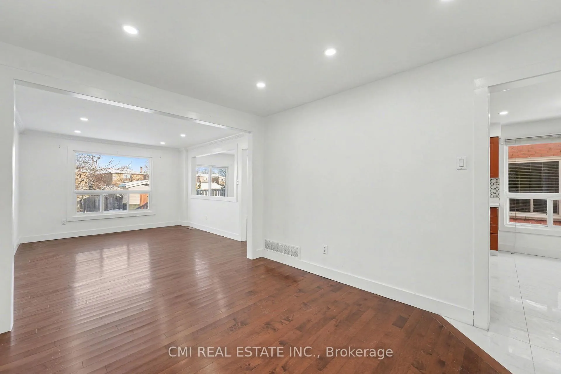 Photo 6 of 22 Lavron Court, Markham, Middlefield — HOMEH
