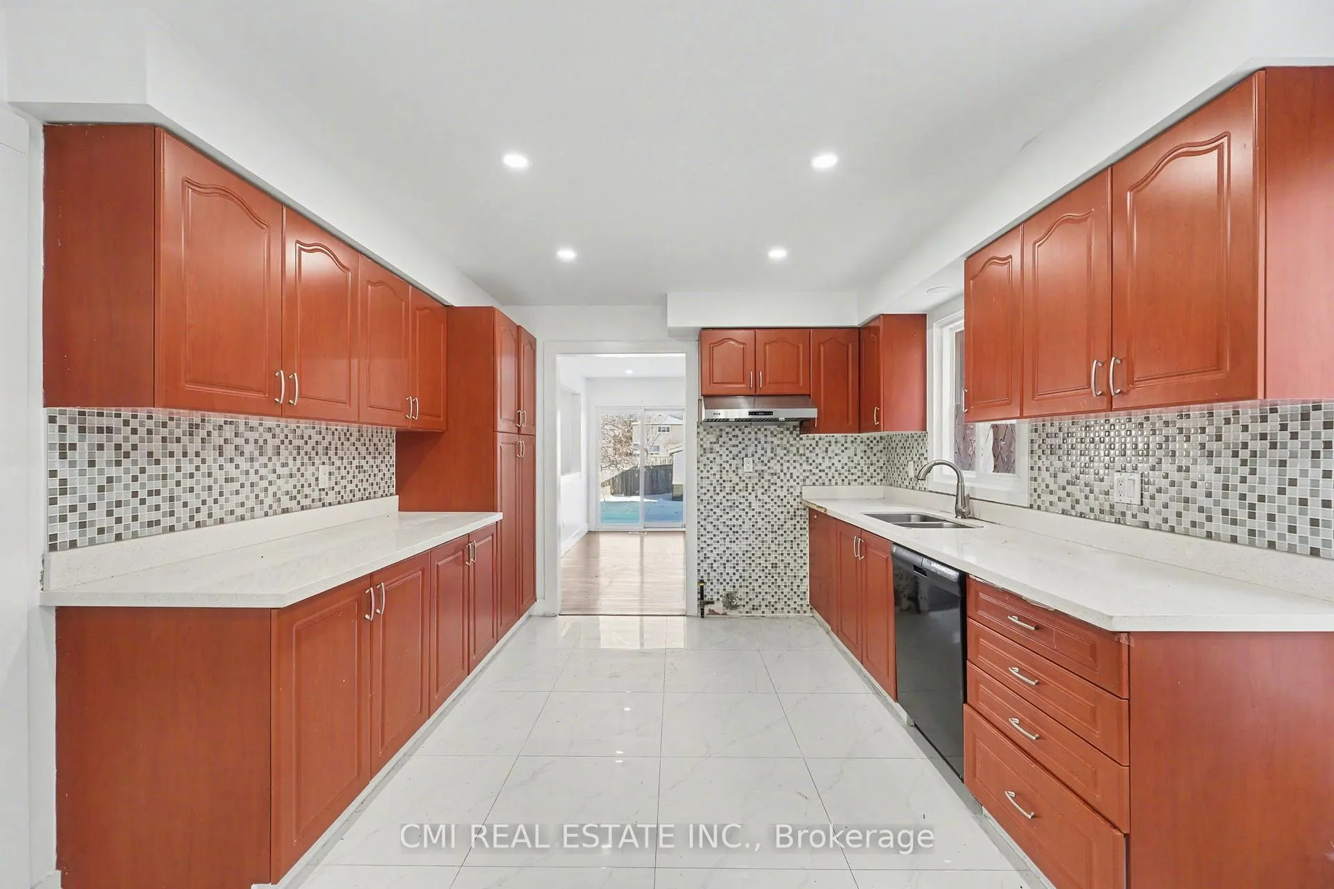 Photo 8 of 22 Lavron Court, Markham, Middlefield — HOMEH