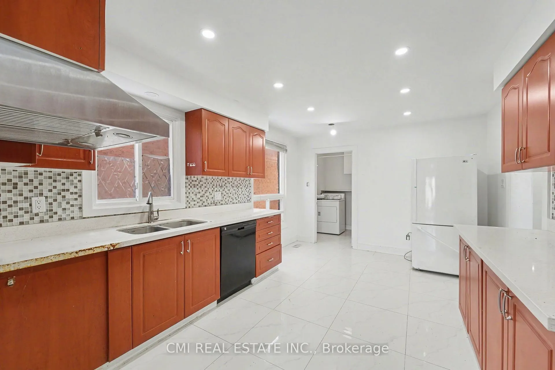 Photo 9 of 22 Lavron Court, Markham, Middlefield — HOMEH