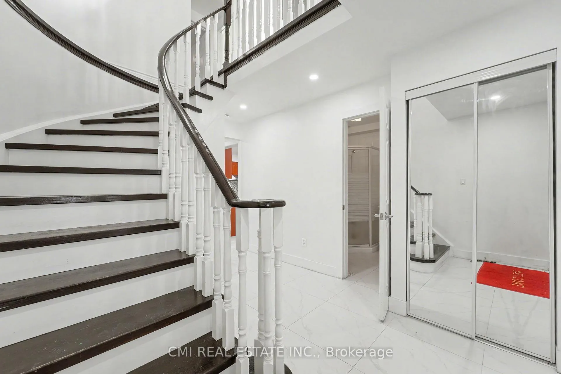 Photo 10 of 22 Lavron Court, Markham, Middlefield — HOMEH