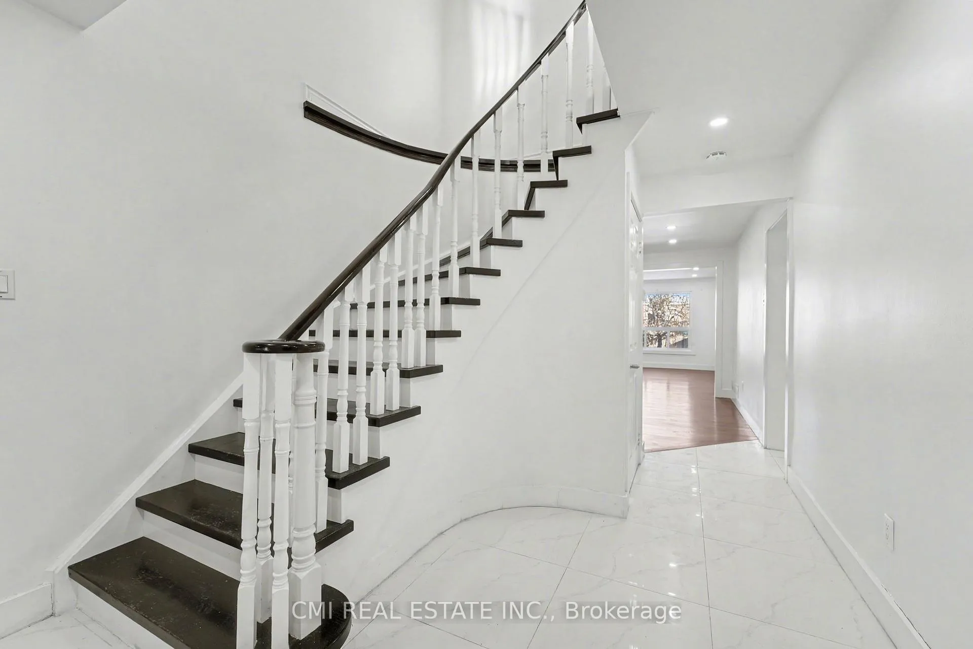 Photo 11 of 22 Lavron Court, Markham, Middlefield — HOMEH