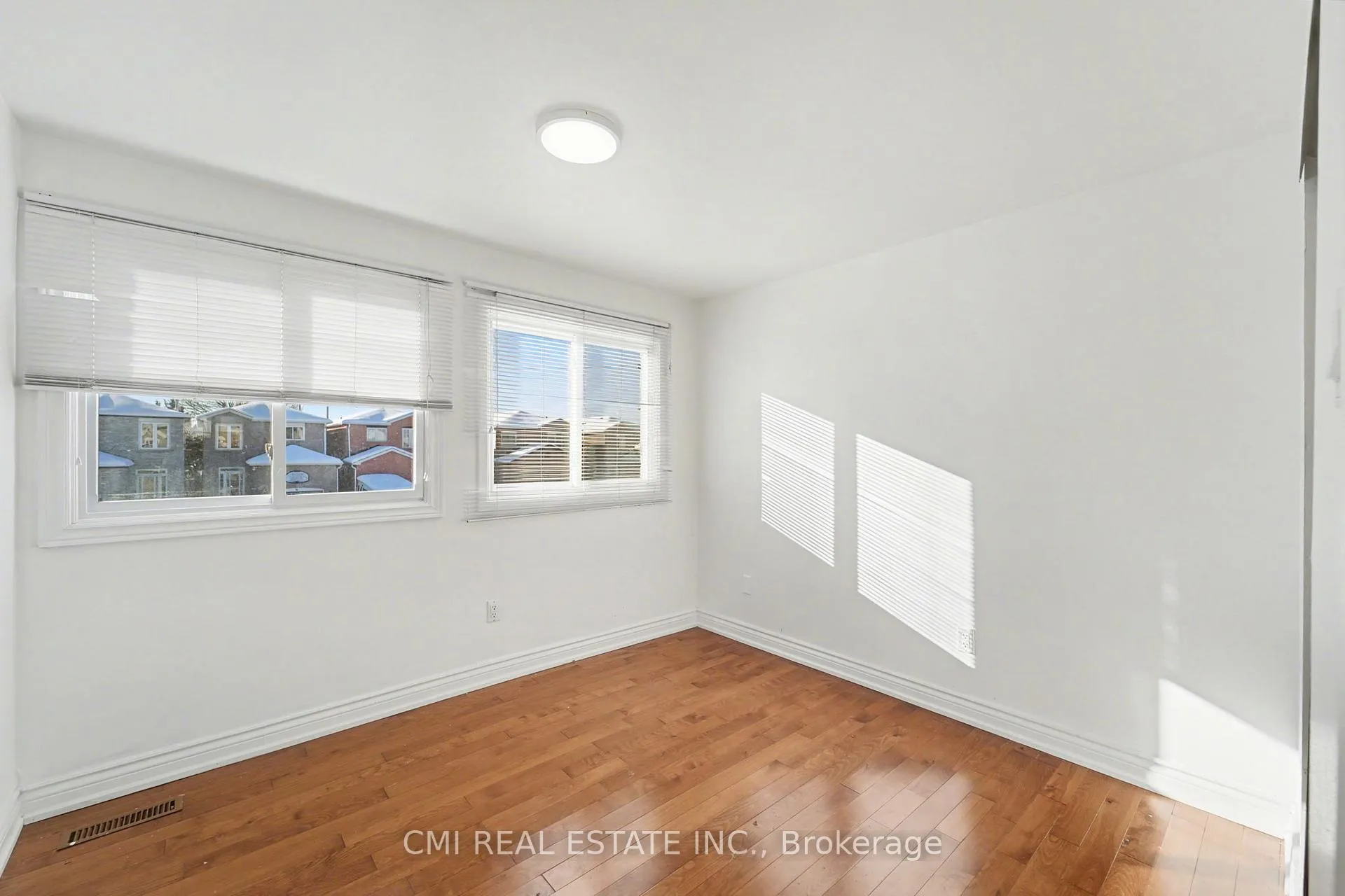Photo 13 of 22 Lavron Court, Markham, Middlefield — HOMEH