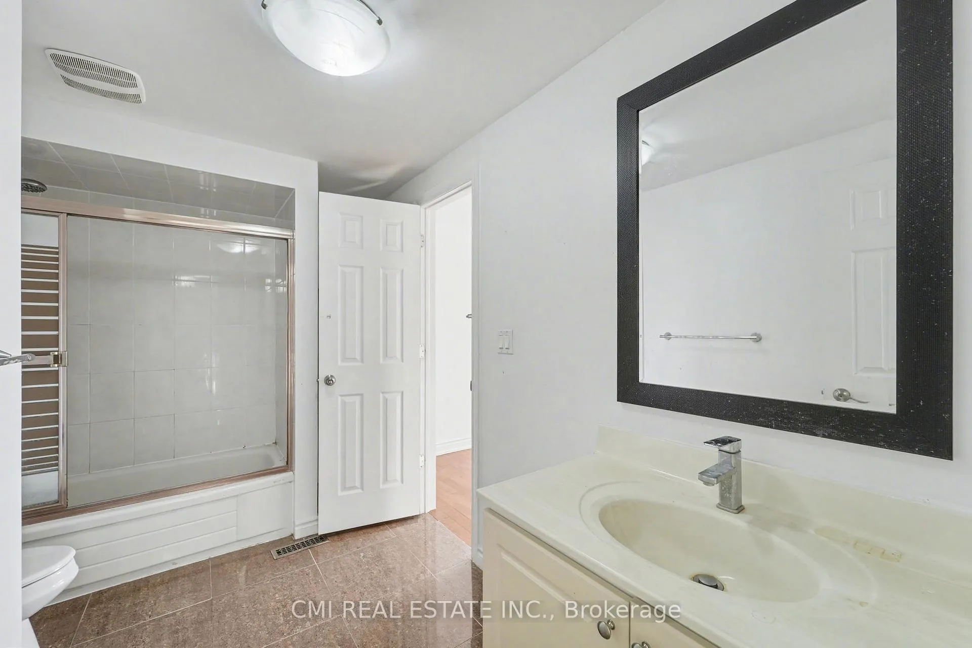 Photo 20 of 22 Lavron Court, Markham, Middlefield — HOMEH