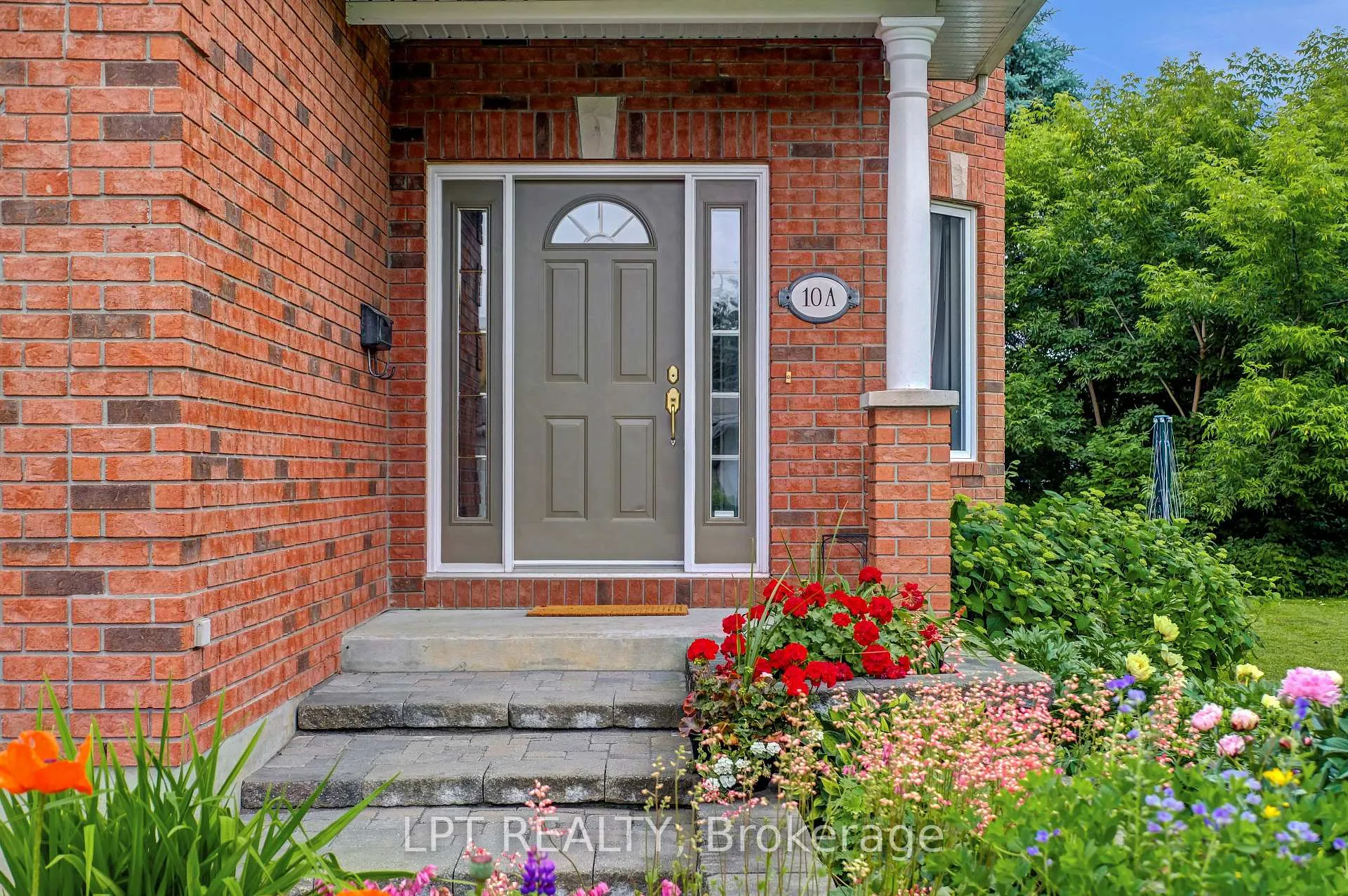 Photo 3 of 10A Ashburn Drive, Ottawa, Borden Farm/Stewart Farm/Carleton Heights/Parkwood Hills — HOMEH