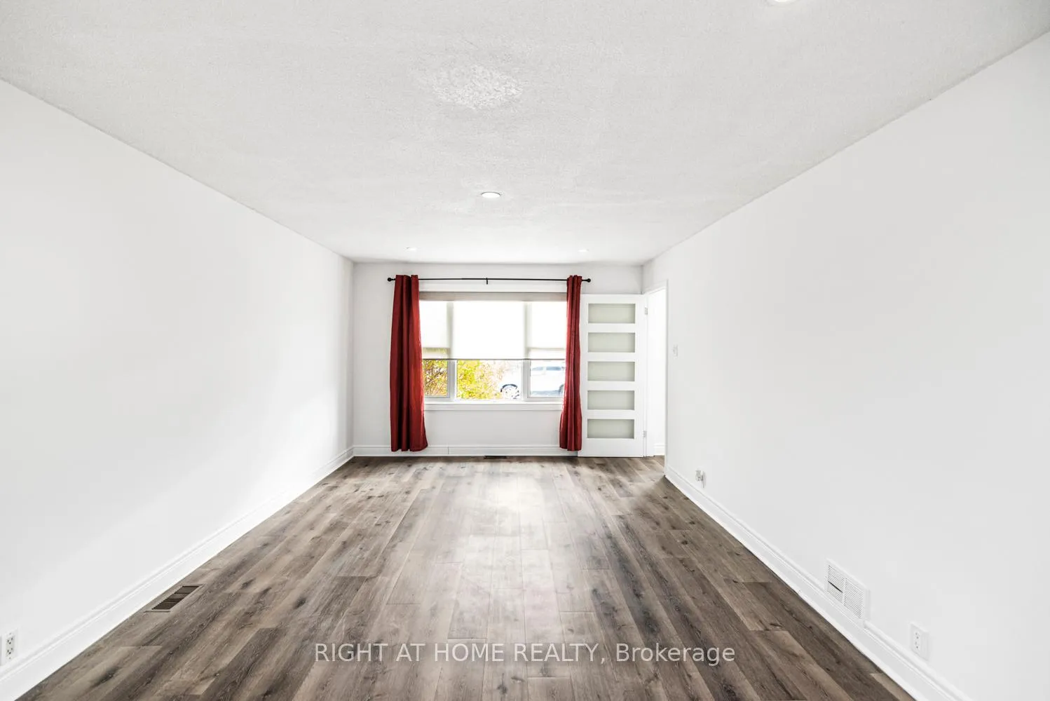 Photo 4 of 6385 Crawford Street, Niagara Falls, Morrison — HOMEH