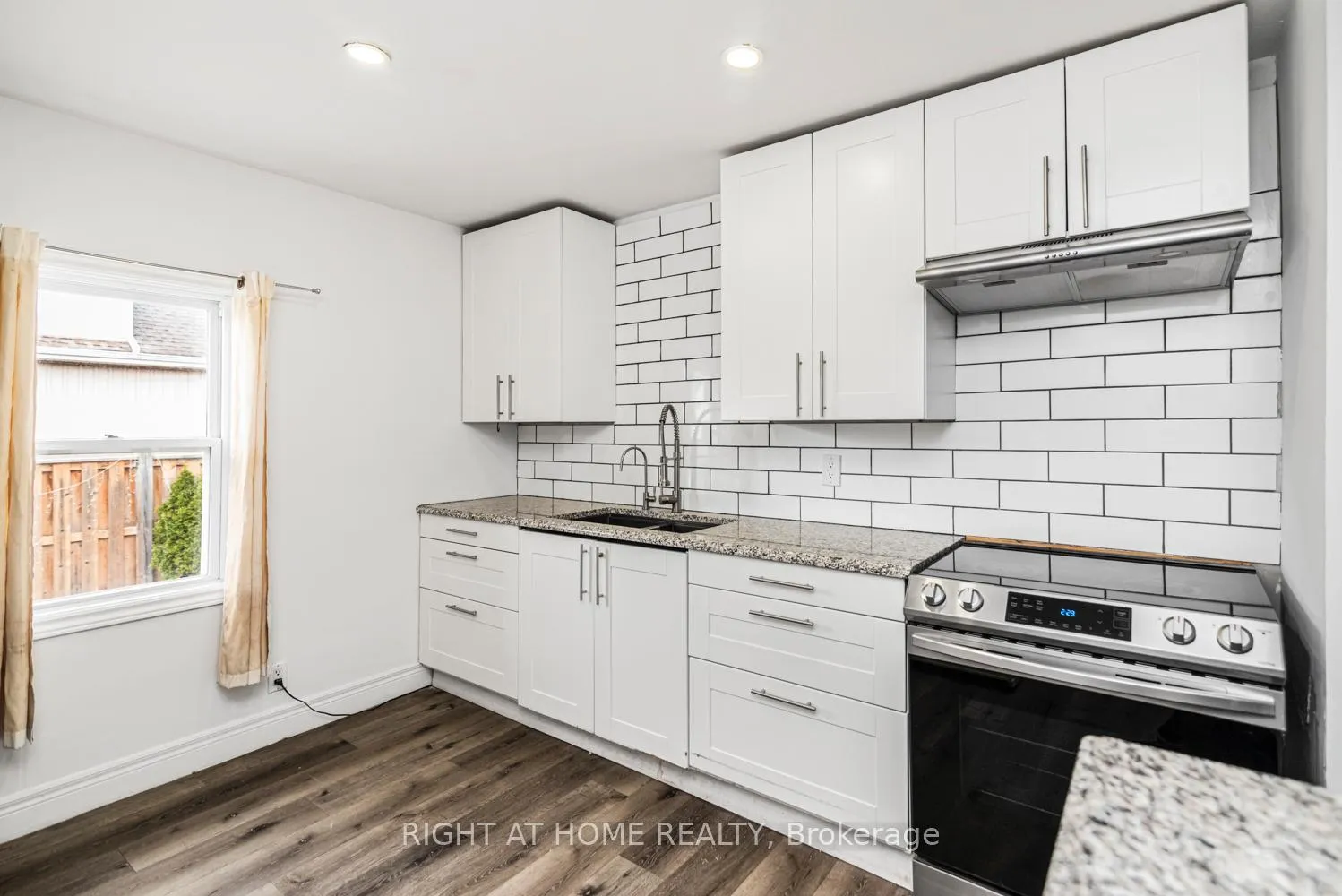 Photo 10 of 6385 Crawford Street, Niagara Falls, Morrison — HOMEH