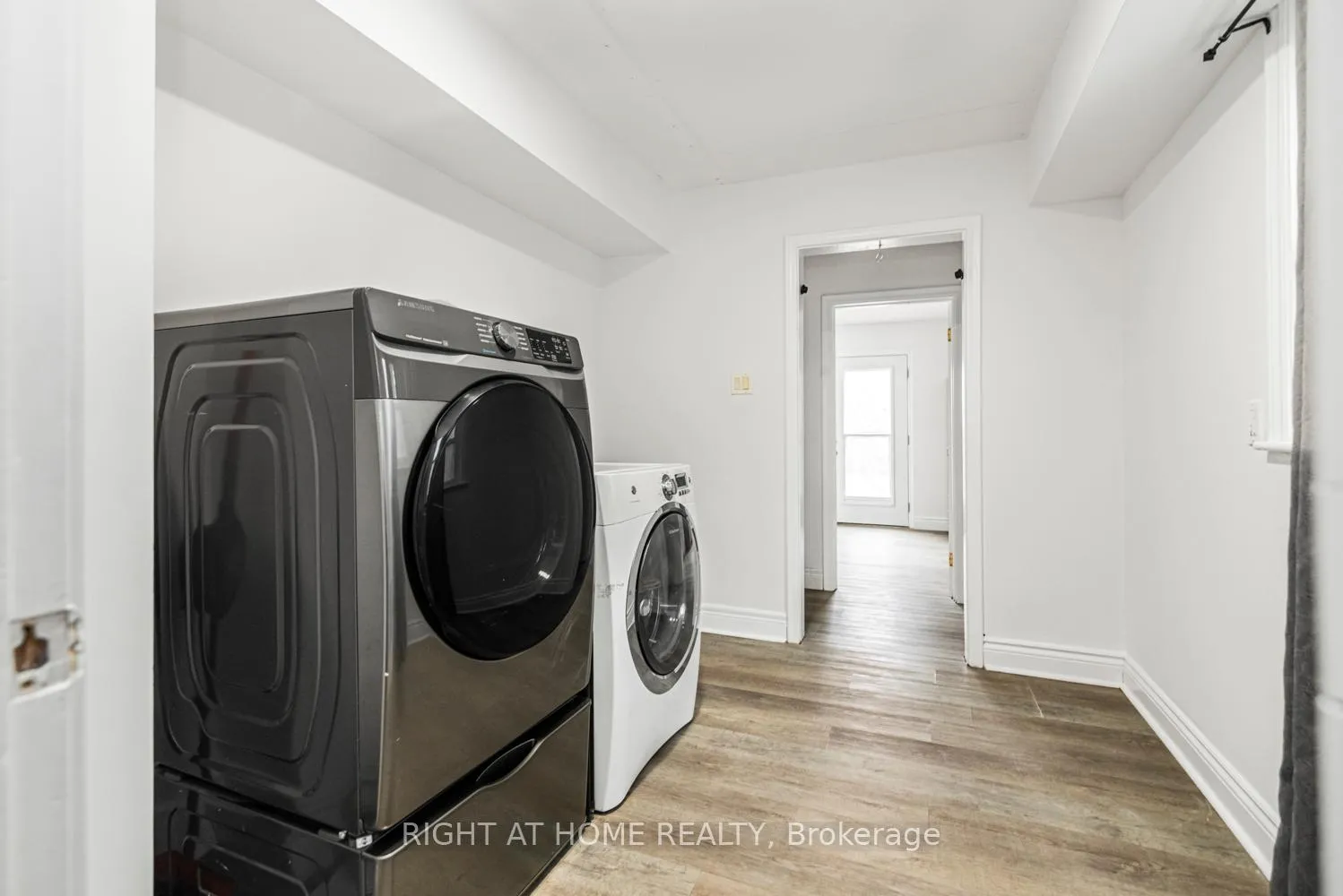 Photo 15 of 6385 Crawford Street, Niagara Falls, Morrison — HOMEH