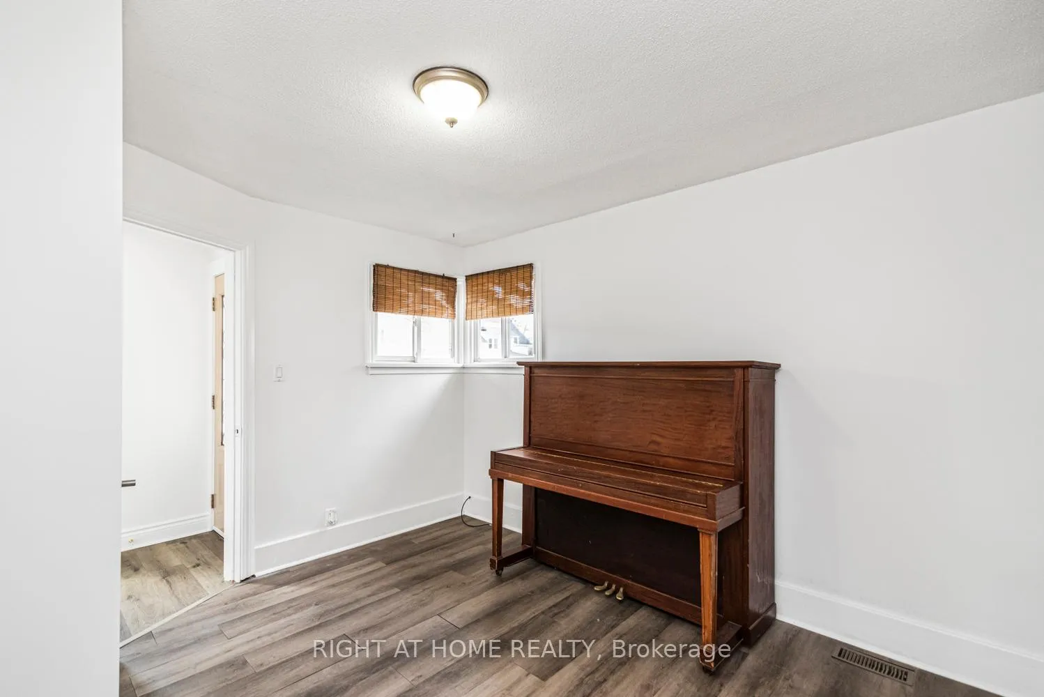Photo 19 of 6385 Crawford Street, Niagara Falls, Morrison — HOMEH