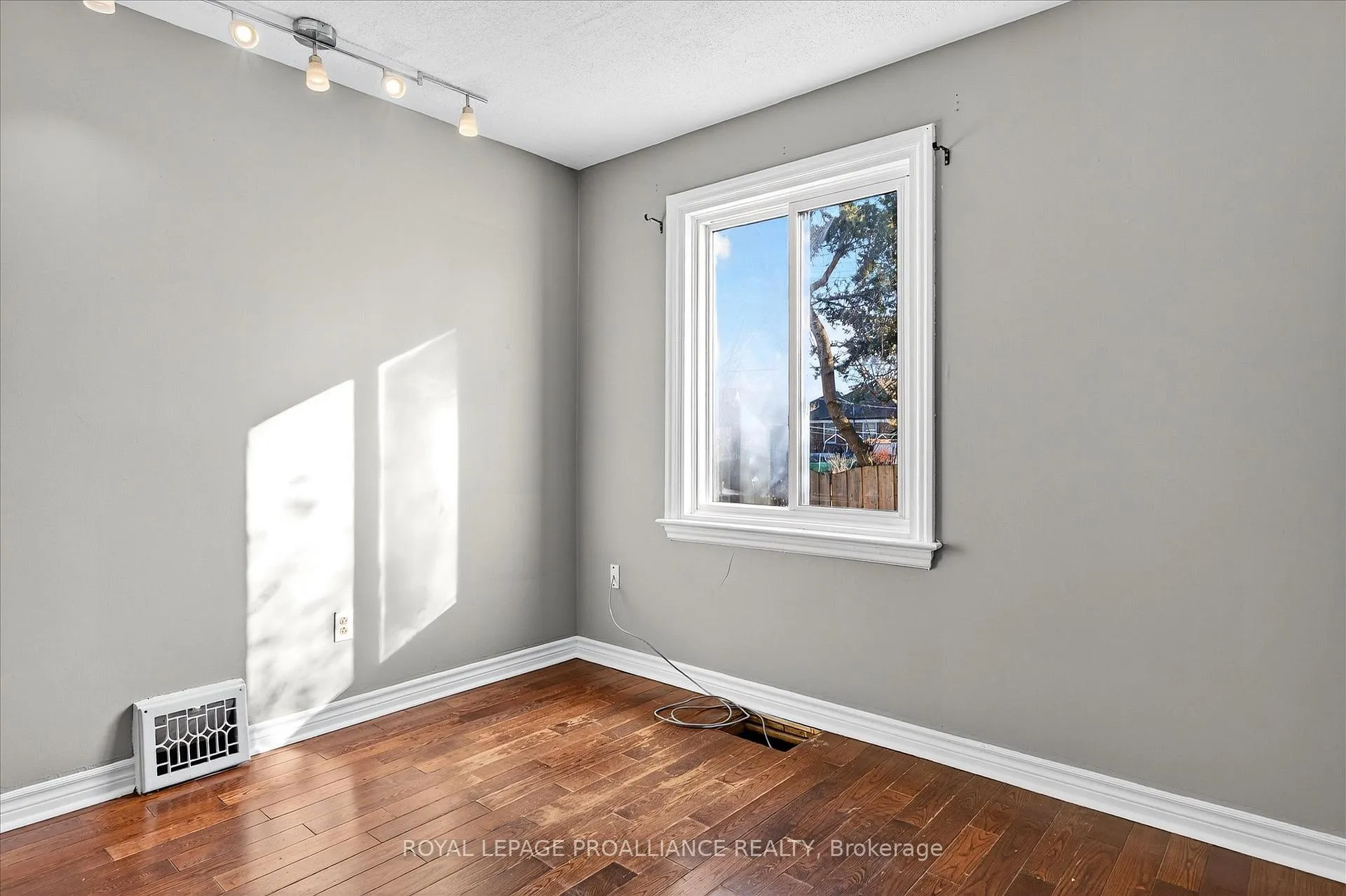 Photo 20 of 543 Howden Street, Peterborough, Otonabee Ward 1 — HOMEH