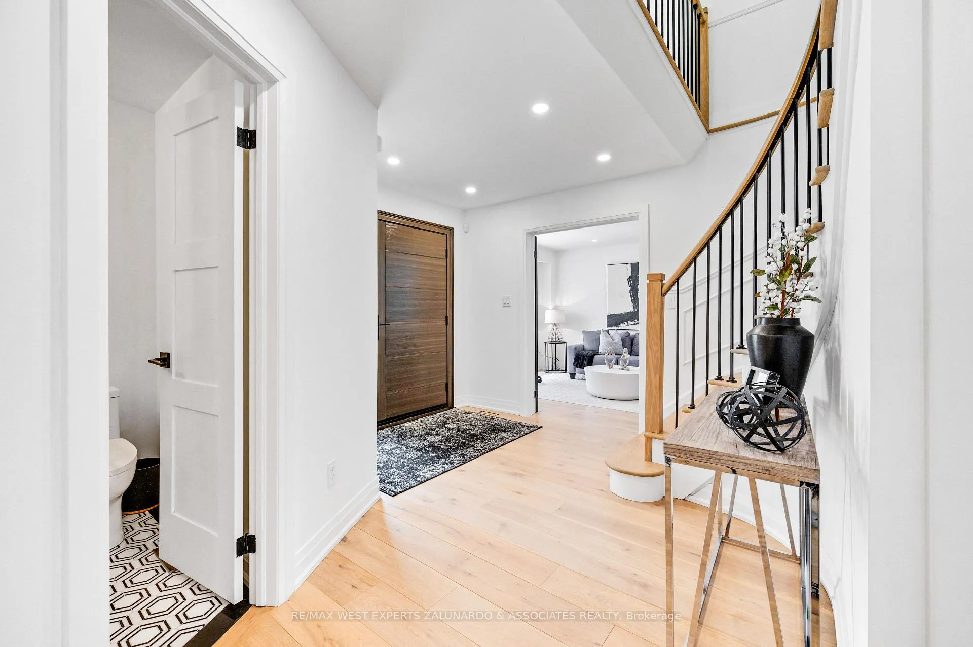 Photo 4 of 54 Kingsview Drive, Caledon, Bolton North — HOMEH