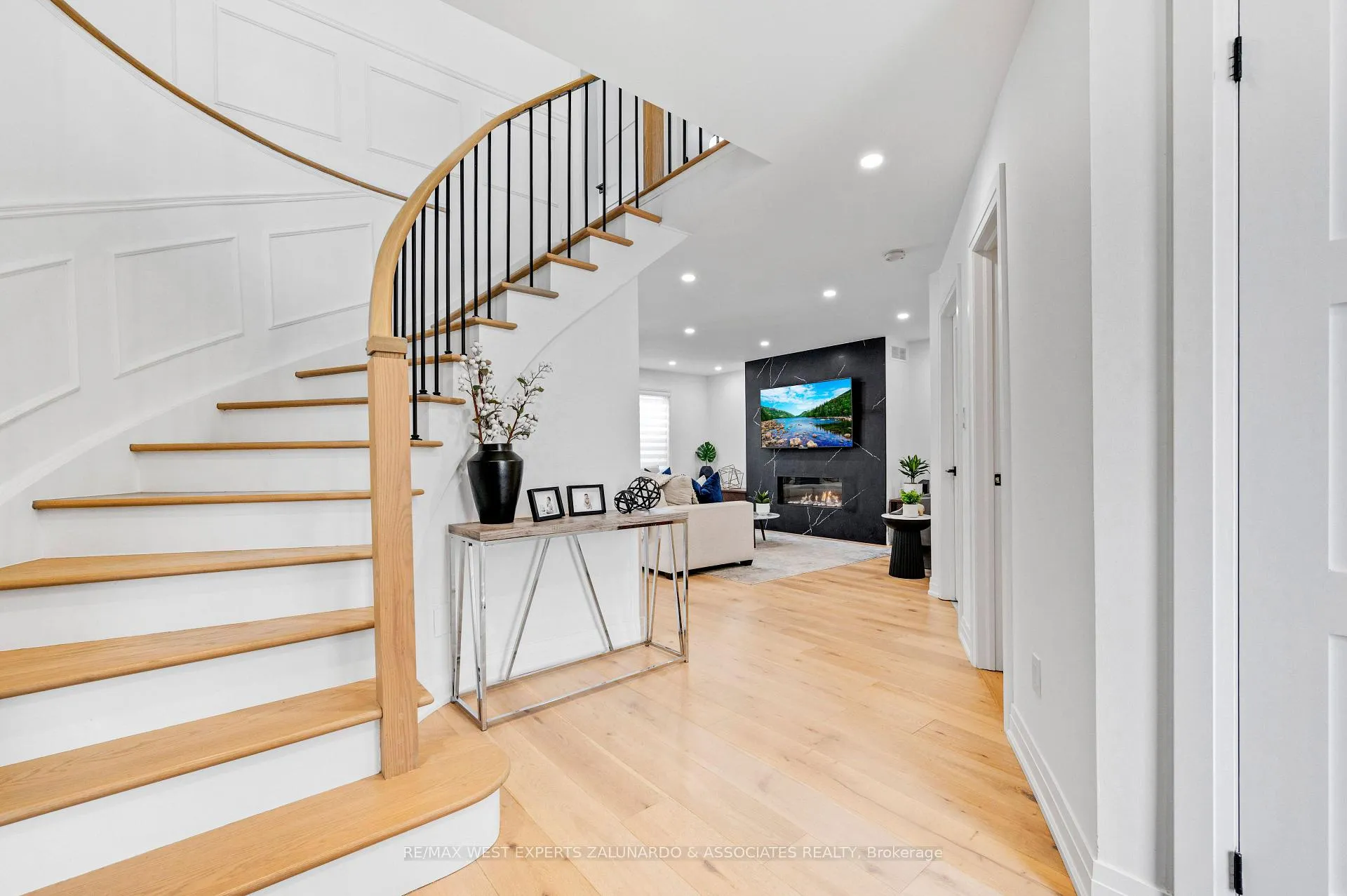 Photo 5 of 54 Kingsview Drive, Caledon, Bolton North — HOMEH