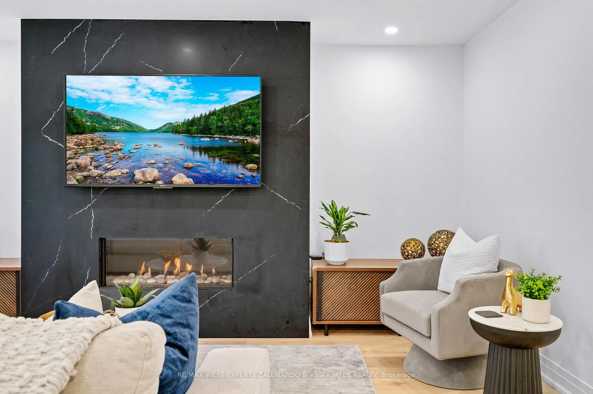 Photo 7 of 54 Kingsview Drive, Caledon, Bolton North — HOMEH