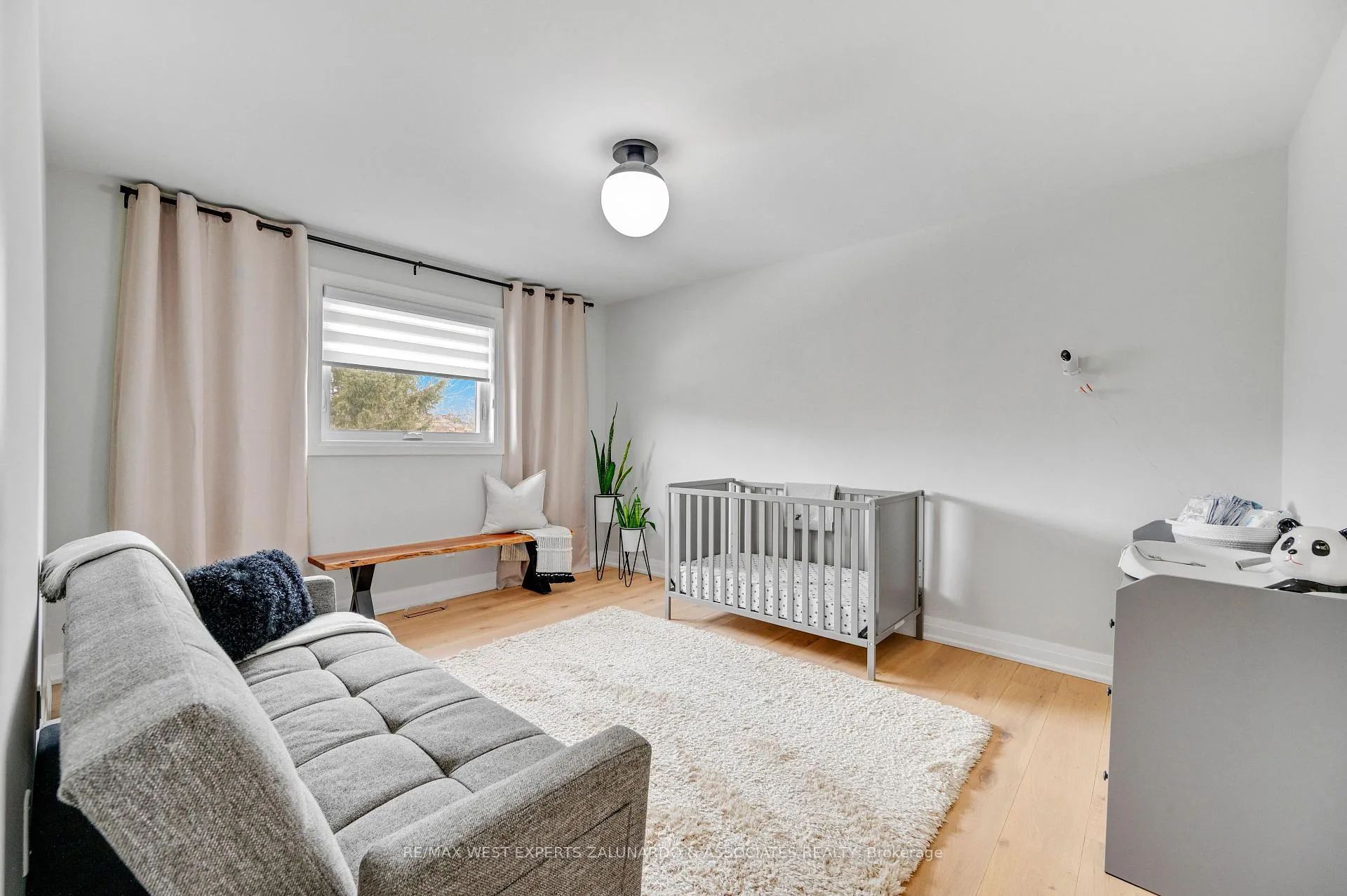 Photo 32 of 54 Kingsview Drive, Caledon, Bolton North — HOMEH