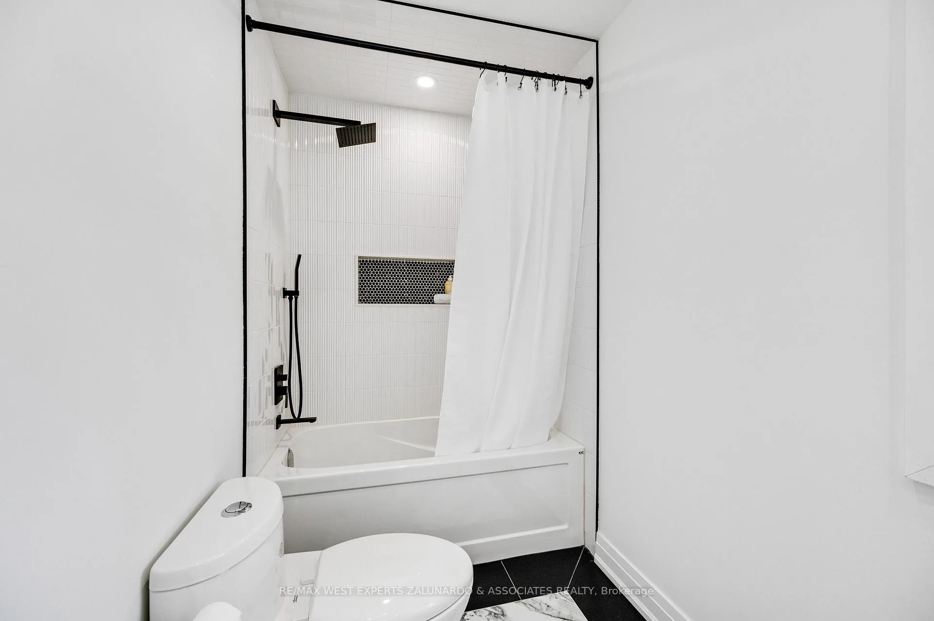 Photo 37 of 54 Kingsview Drive, Caledon, Bolton North — HOMEH