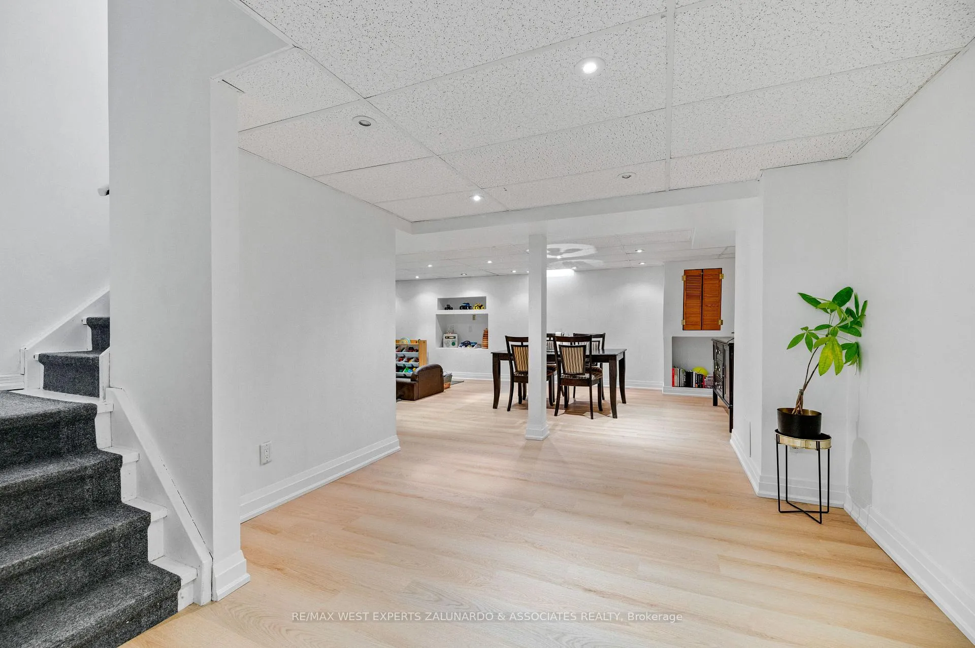 Photo 38 of 54 Kingsview Drive, Caledon, Bolton North — HOMEH