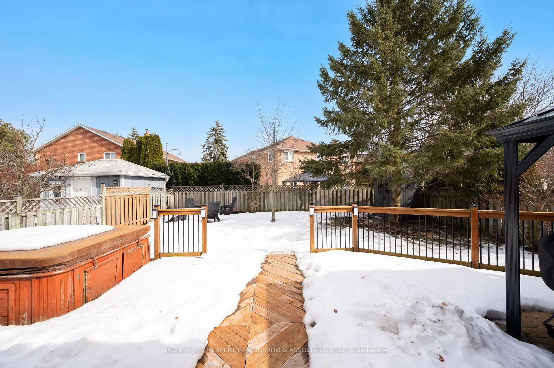 Photo 43 of 54 Kingsview Drive, Caledon, Bolton North — HOMEH