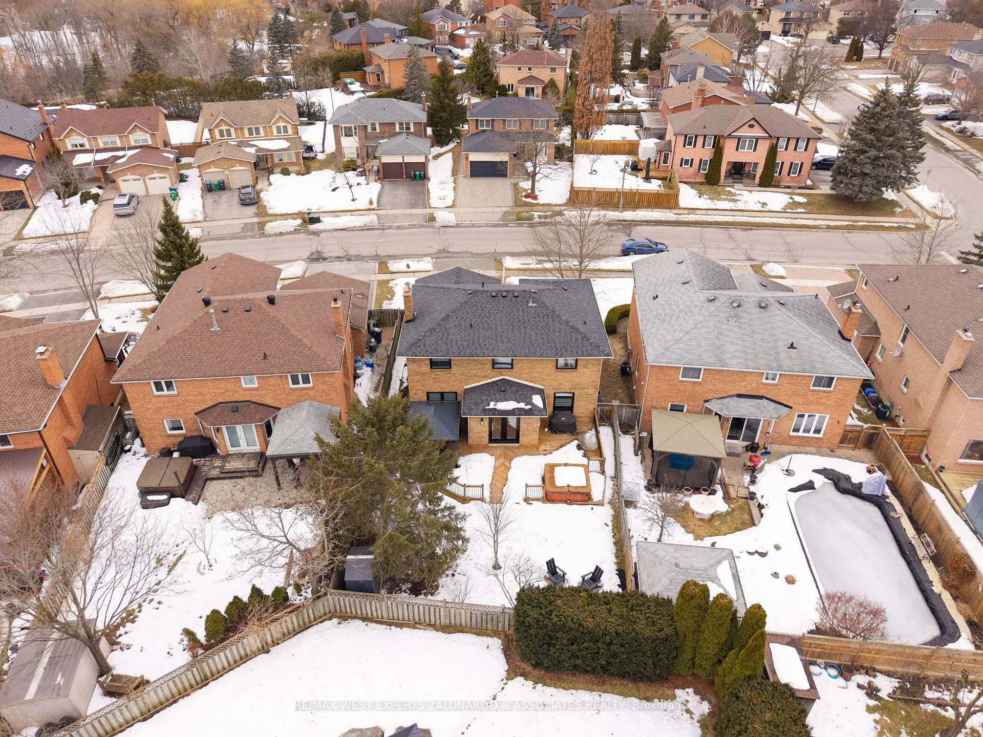Photo 45 of 54 Kingsview Drive, Caledon, Bolton North — HOMEH