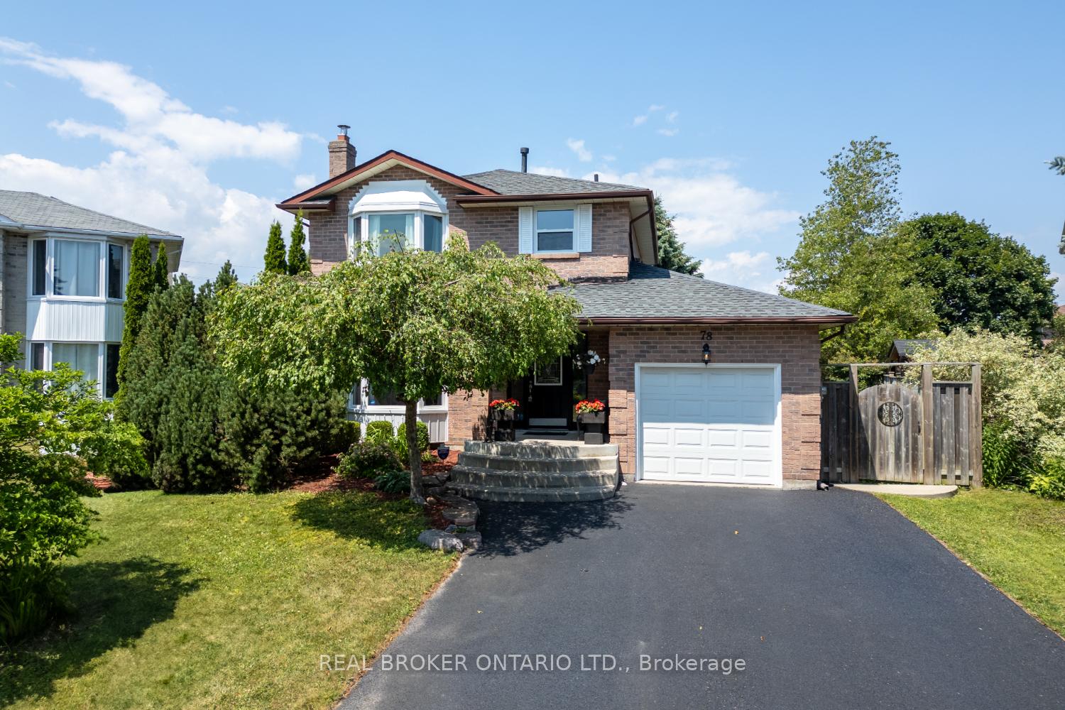 Photo 2 of 78 Cherry Blossom Crescent, Clarington, Courtice — HOMEH