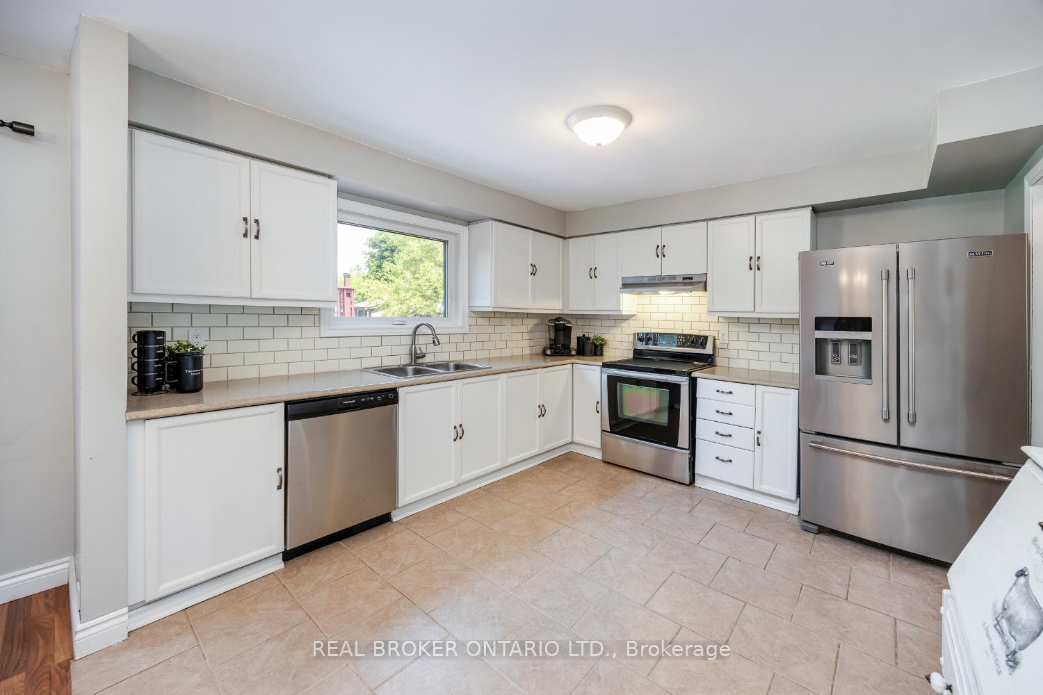 Photo 5 of 78 Cherry Blossom Crescent, Clarington, Courtice — HOMEH